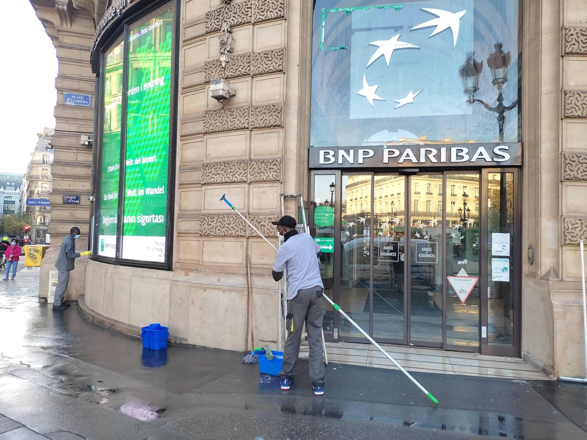 Perquisition Bnp Une agence BNP prise à partie par des militants d'Attac