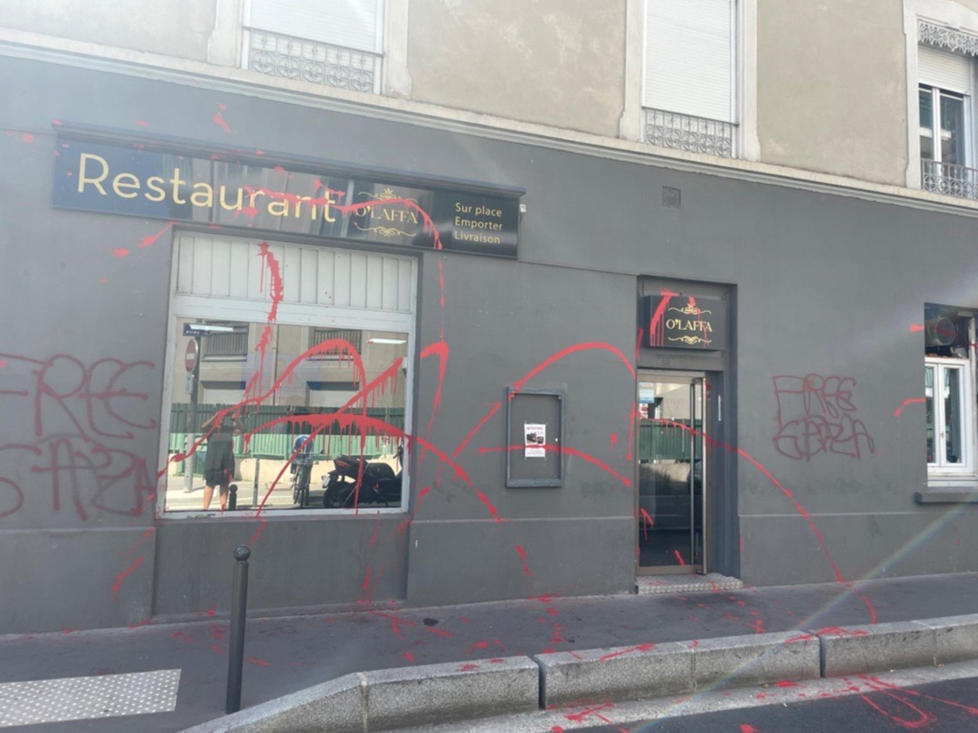 Vitres cassées et tags pro-palestiniens : un restaurant casher vandalisé à Villeurbanne