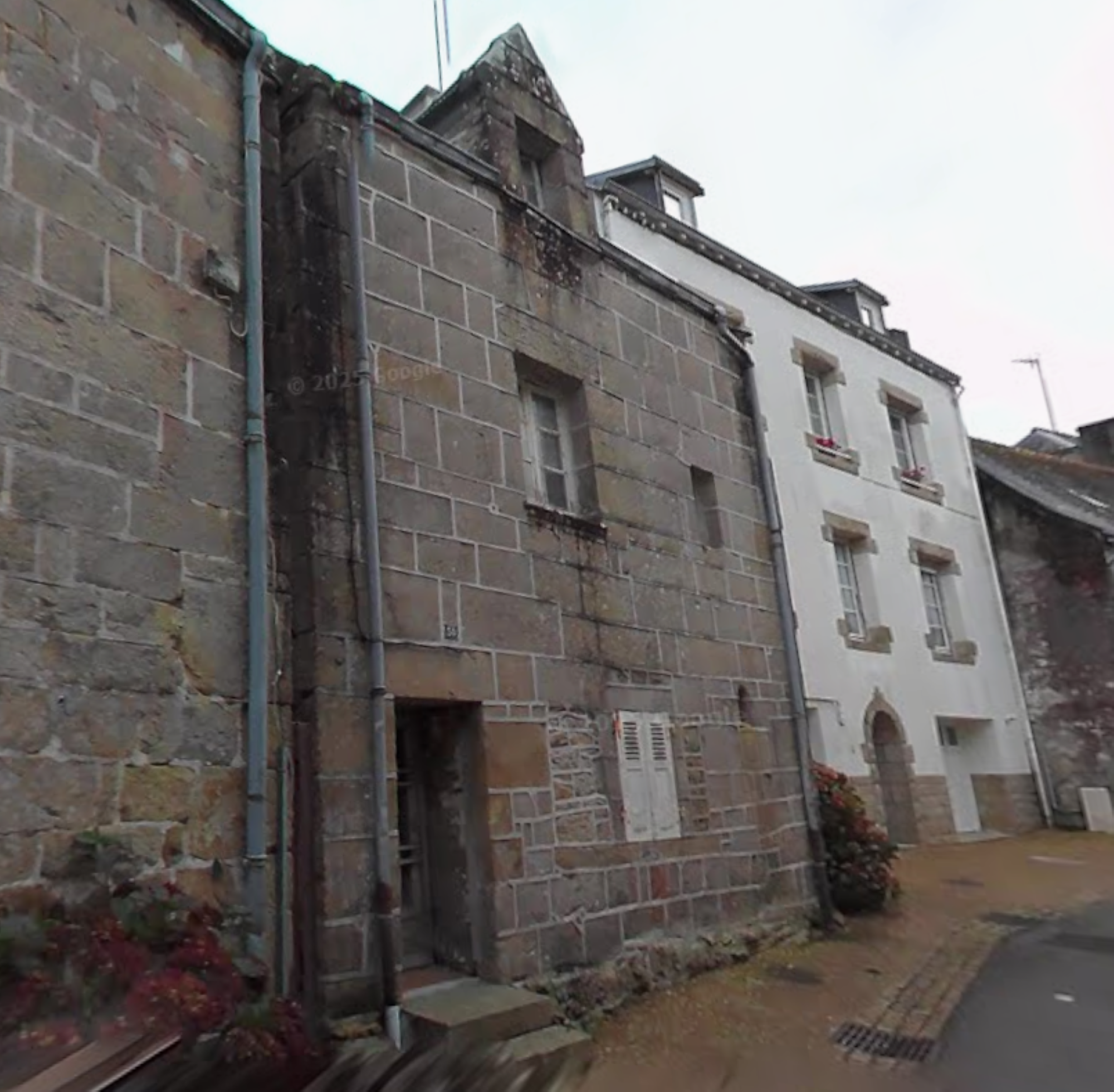 La façade est en bon état mais la toiture prend l’eau.