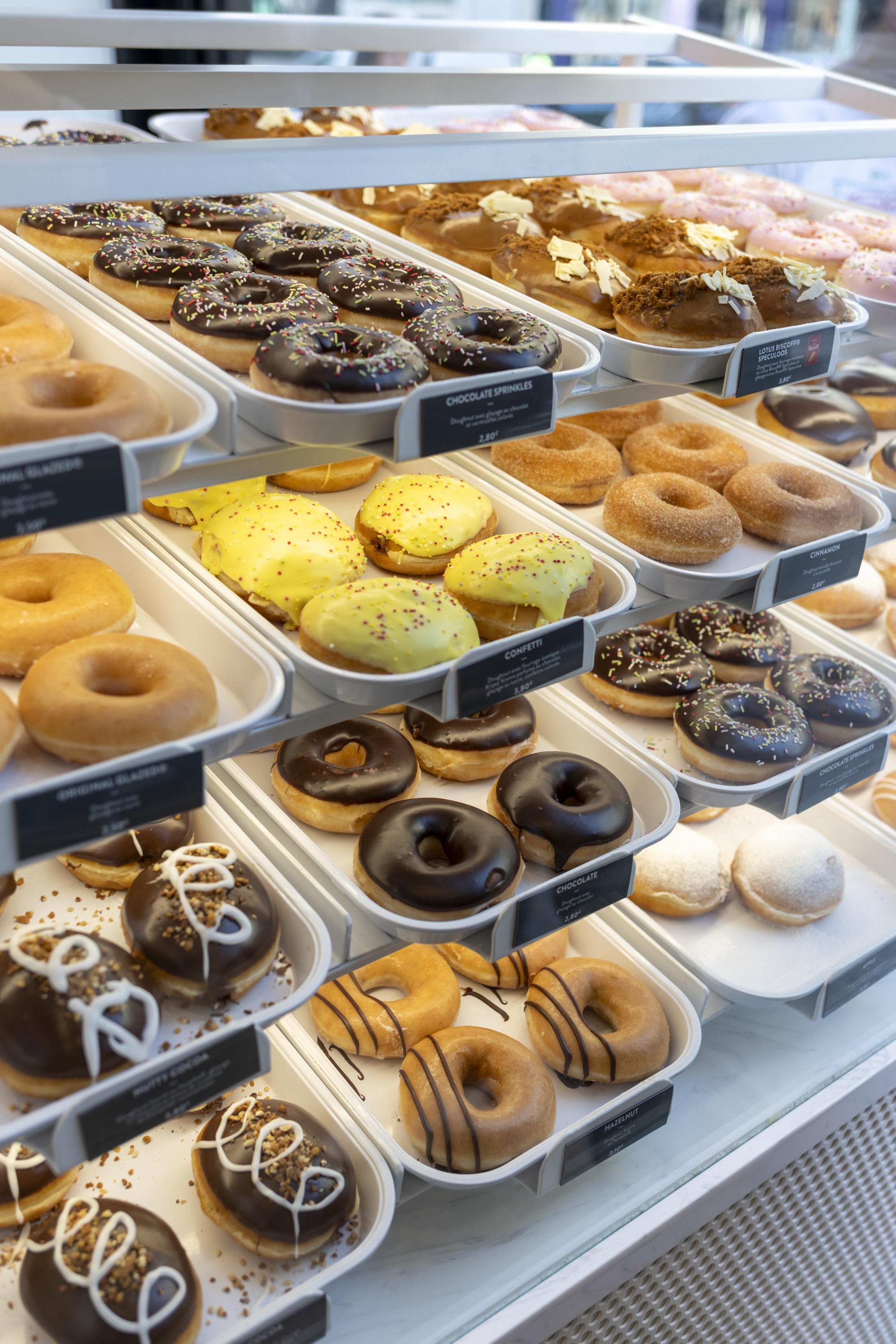 Krispy Kreme : forte du succès de ses boutiques, la marque de donuts débarque dans les supermarchés en 2025