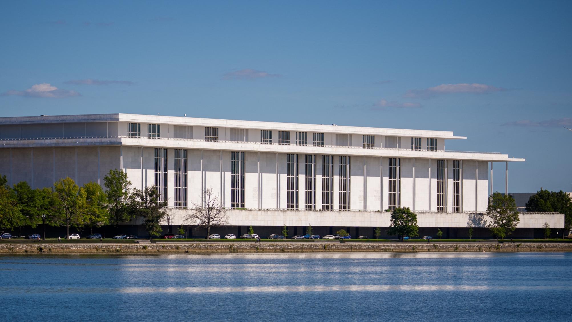 Donald Trump tente d’imposer son nom sur le Kennedy Center, en dépit d’une décision de justice