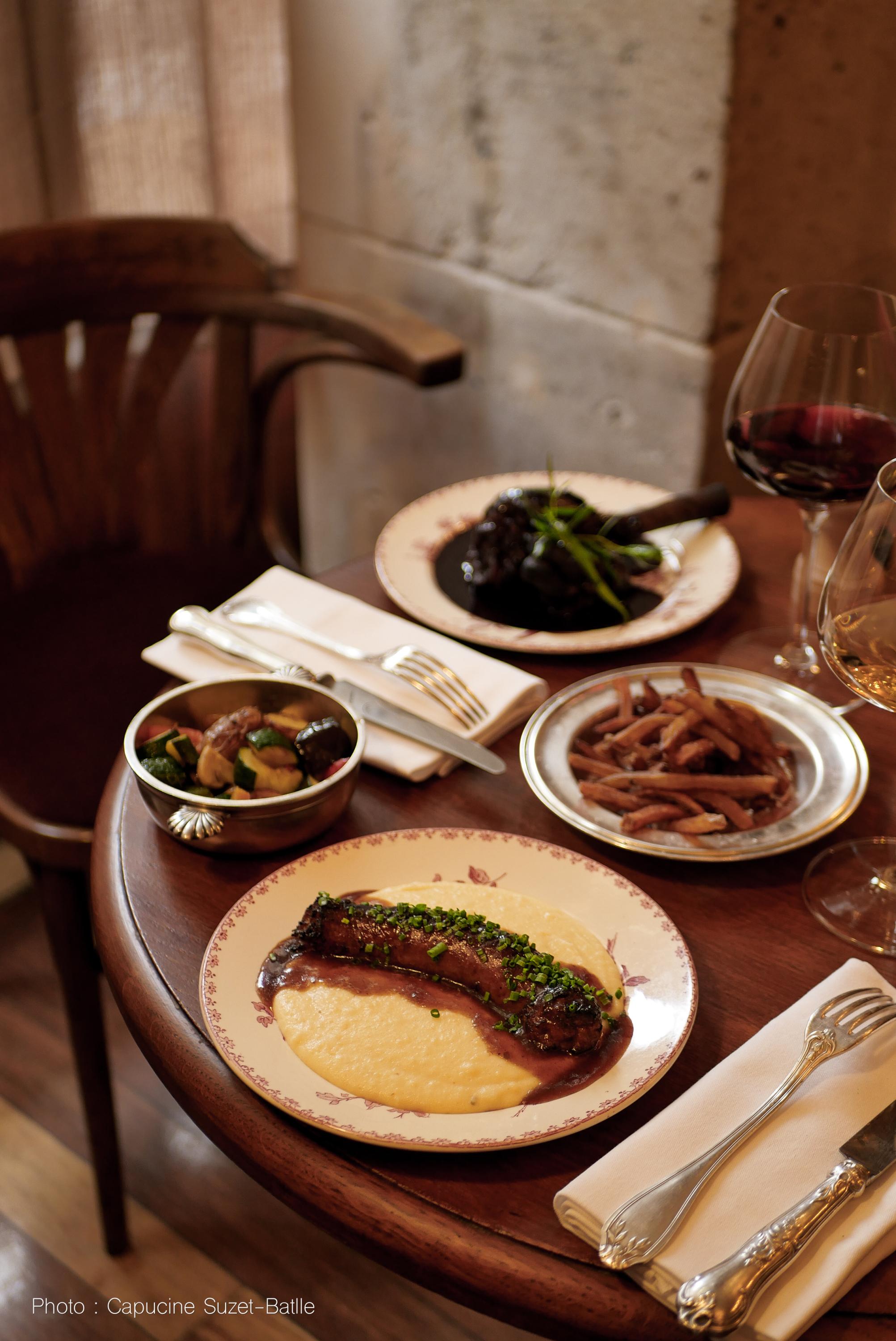 Au restaurant parisien l’Auberge des Crus, pâté croûte et cheminée crépitante