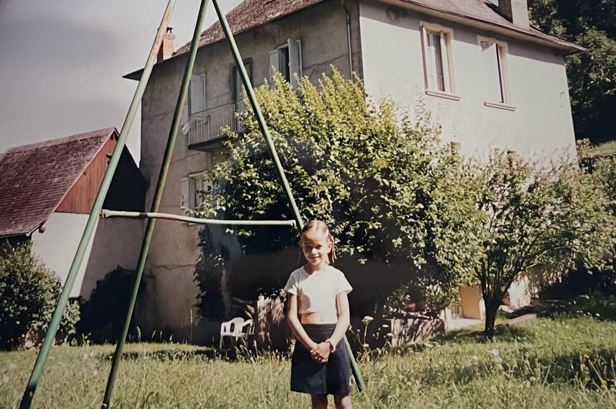 Claire, devant la maison de son enfance des Bordes-sur-Lez, propriété de sa famille depuis six générations.