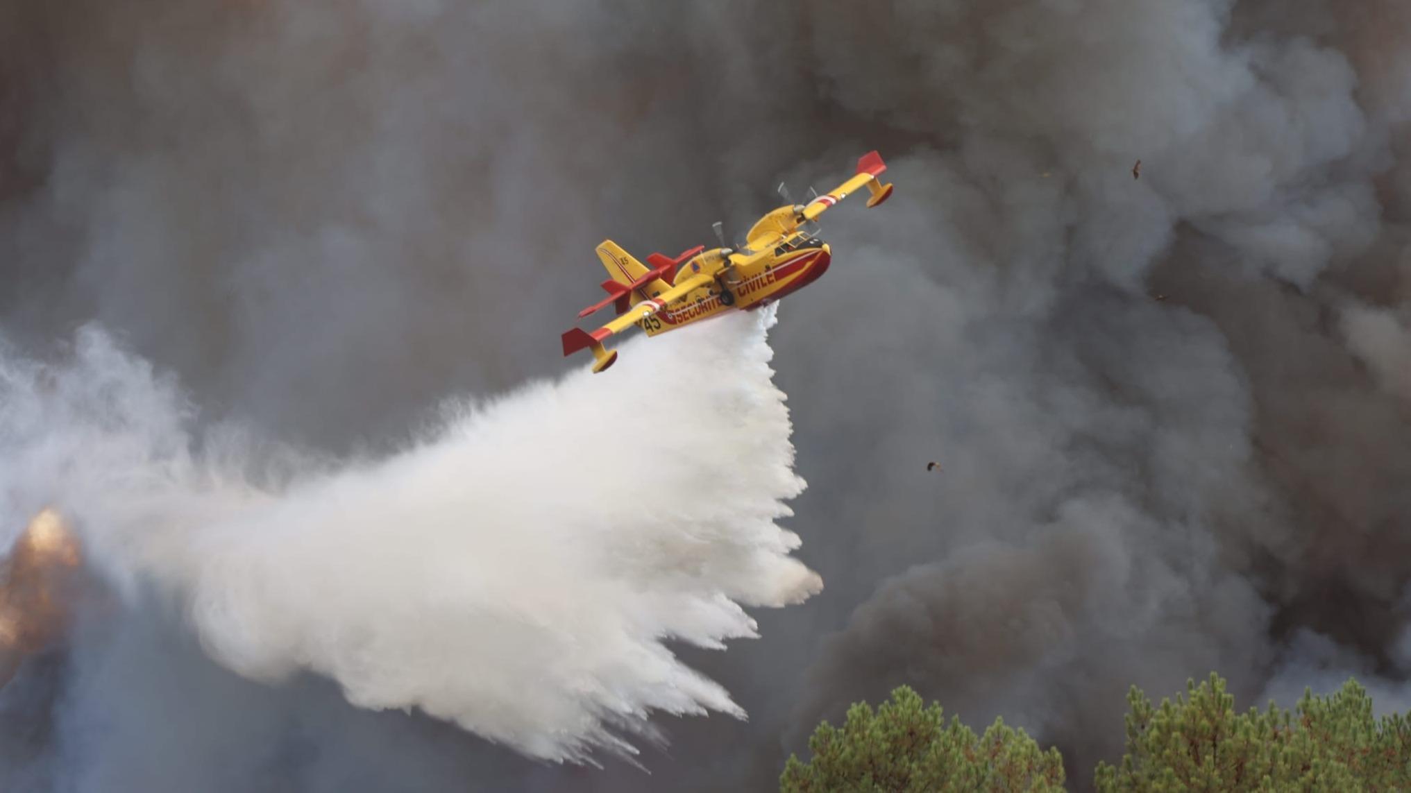 EN DIRECT - Incendies en Gironde : le feu est aux portes du camp militaire stratégique de Souge, des largages aériens en cours