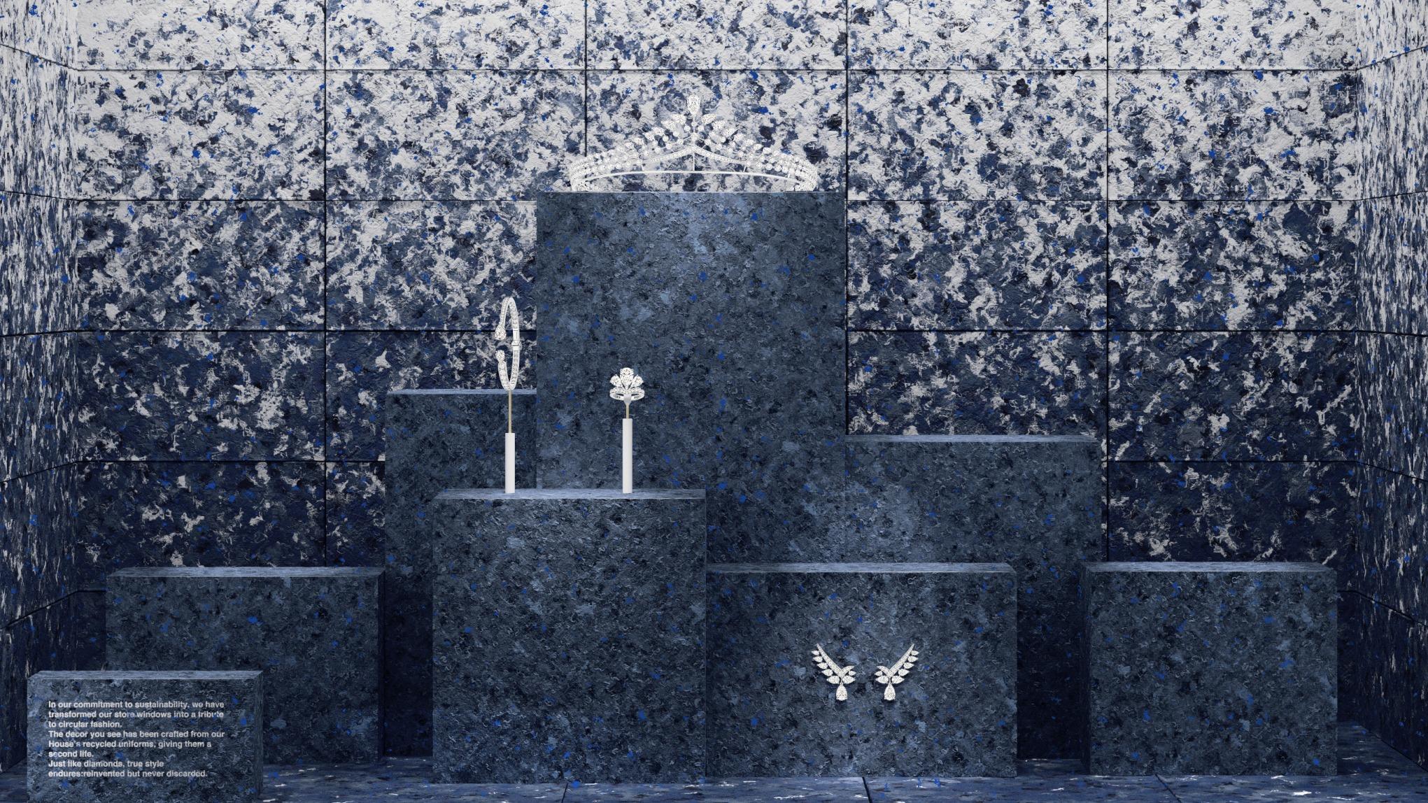 Des vitrines place Vendôme décorées à partir d’uniformes recyclés