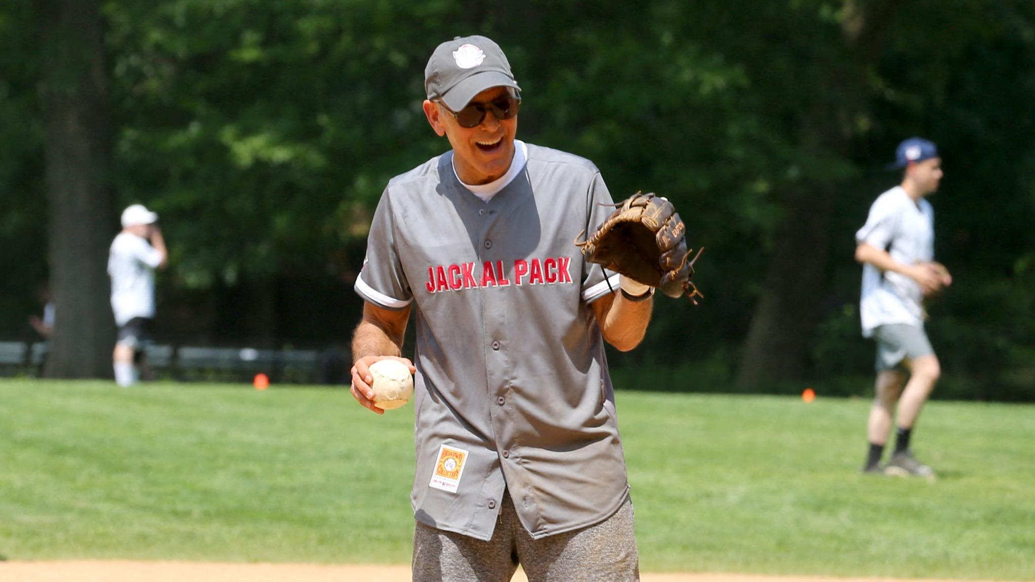 Casquette, gant en cuir et tenue de pro : George Clooney dispute un match de softball à Central Park