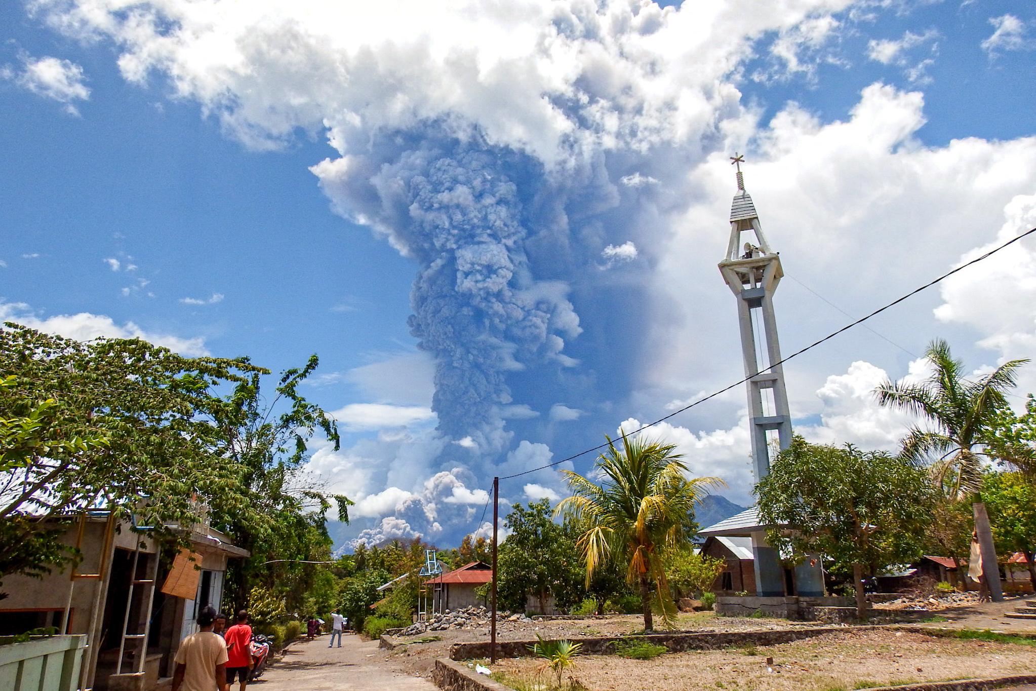 Indonésie : un nuage de cendres de près de 8 kilomètres dans une nouvelle éruption volcanique