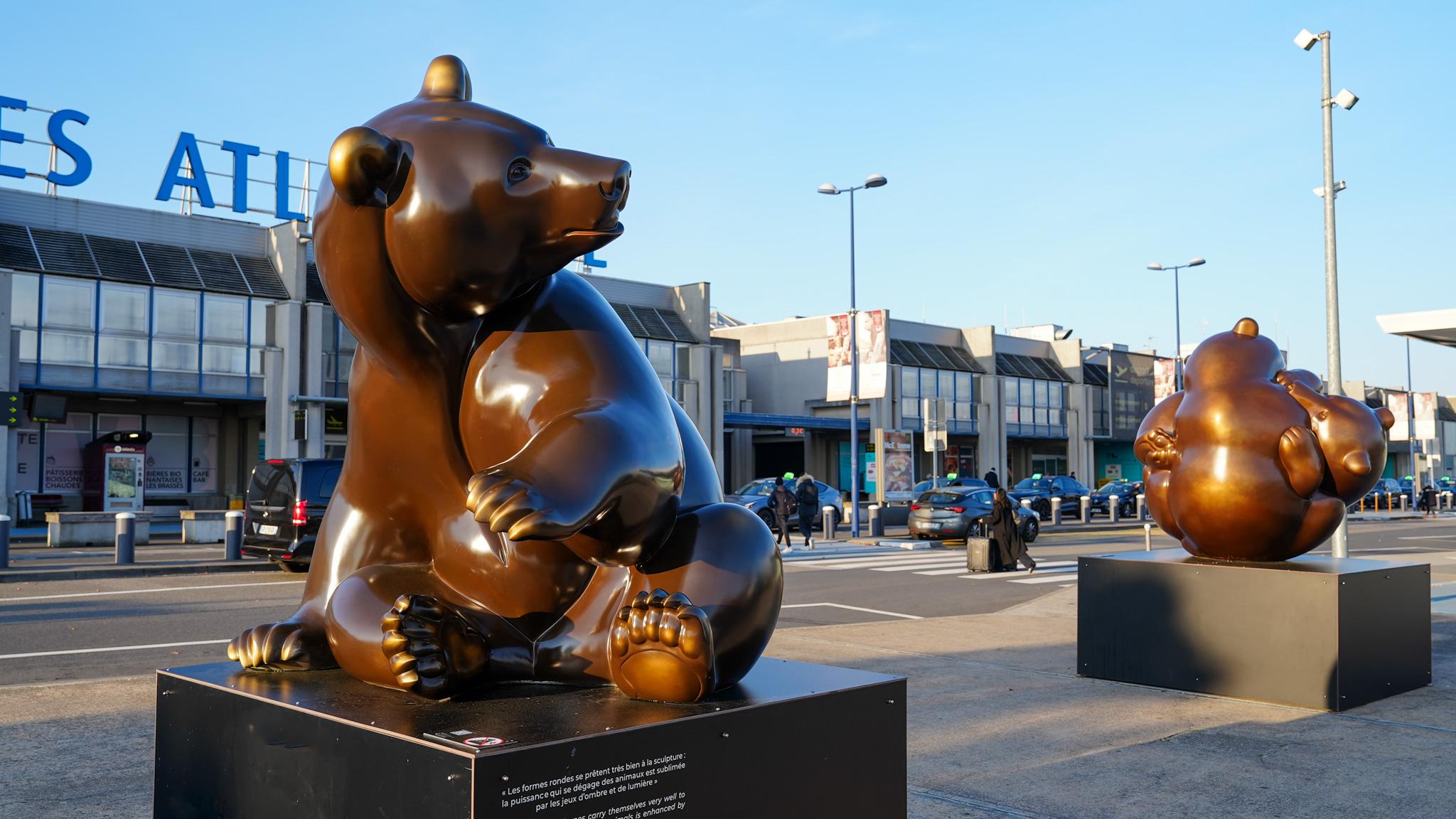 À l’aéroport de Nantes, les sculptures d’ours géants ne plaisent pas aux écolos, qui crient au «greenwashing»