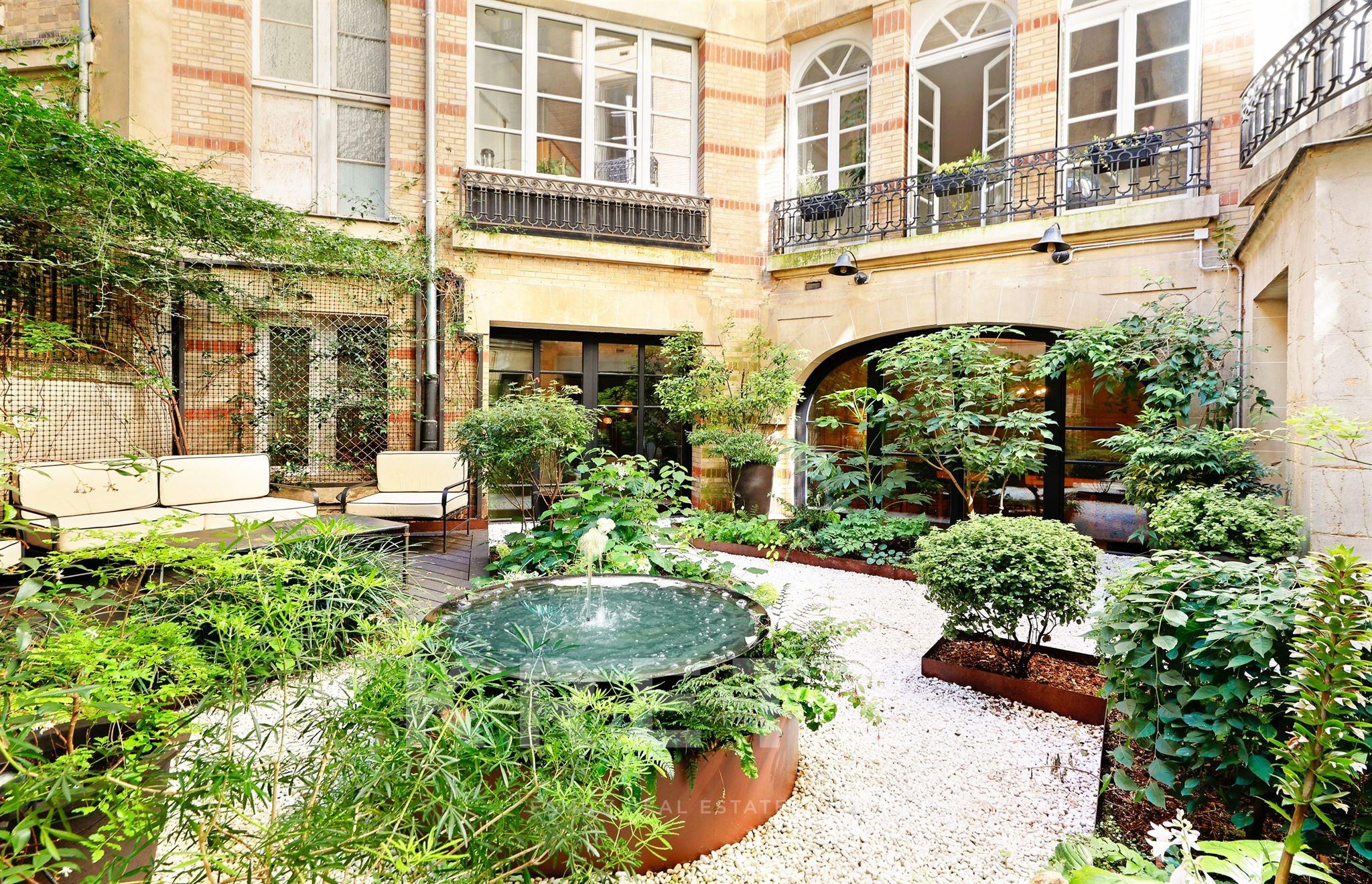 Vue du jardin d’hiver privatif de 52 m² sur lequel s’ouvre l’appartement.