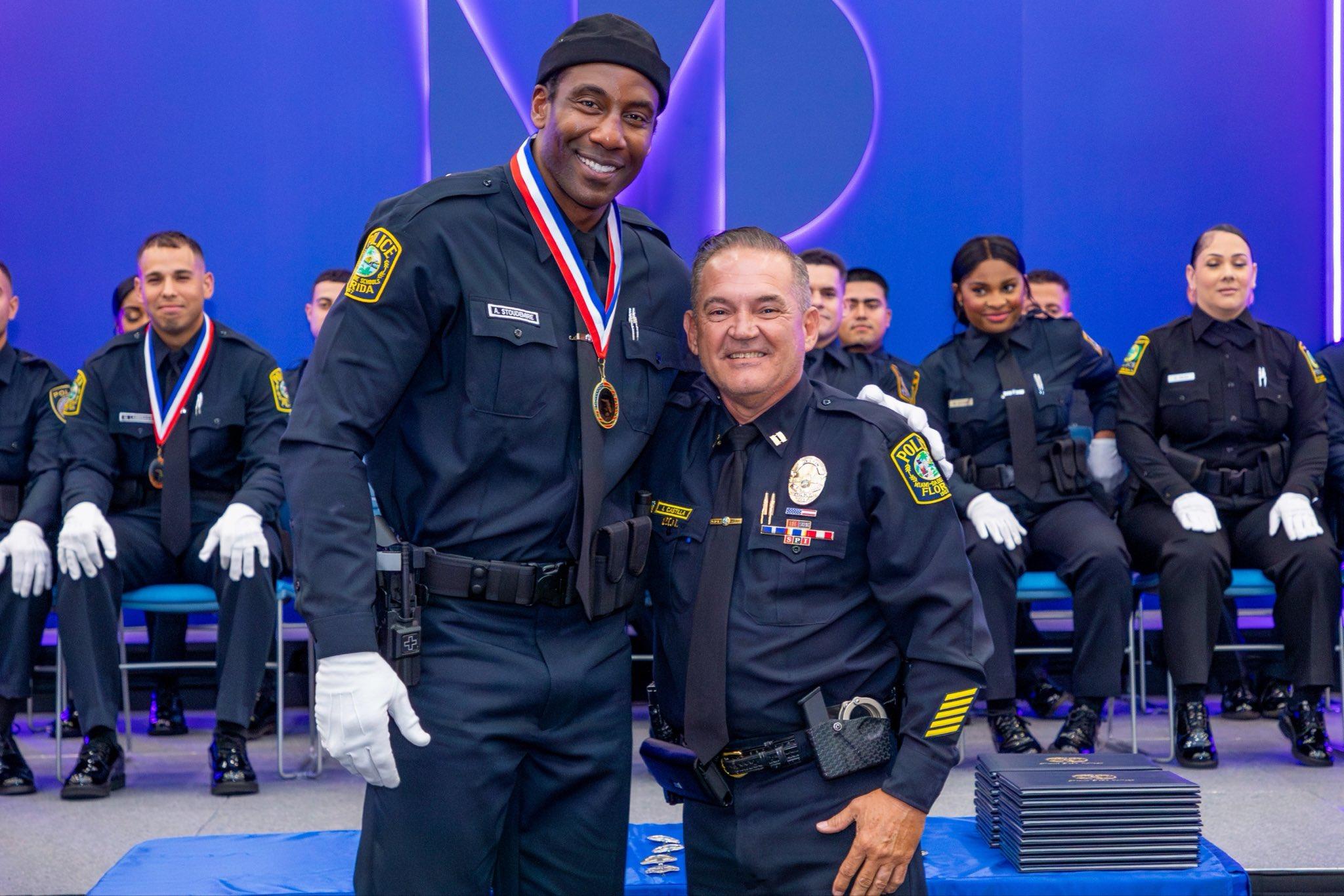 Basket : l’improbable reconversion de l’ancienne star de NBA Amare Stoudemire, des parquets… à la police de Miami