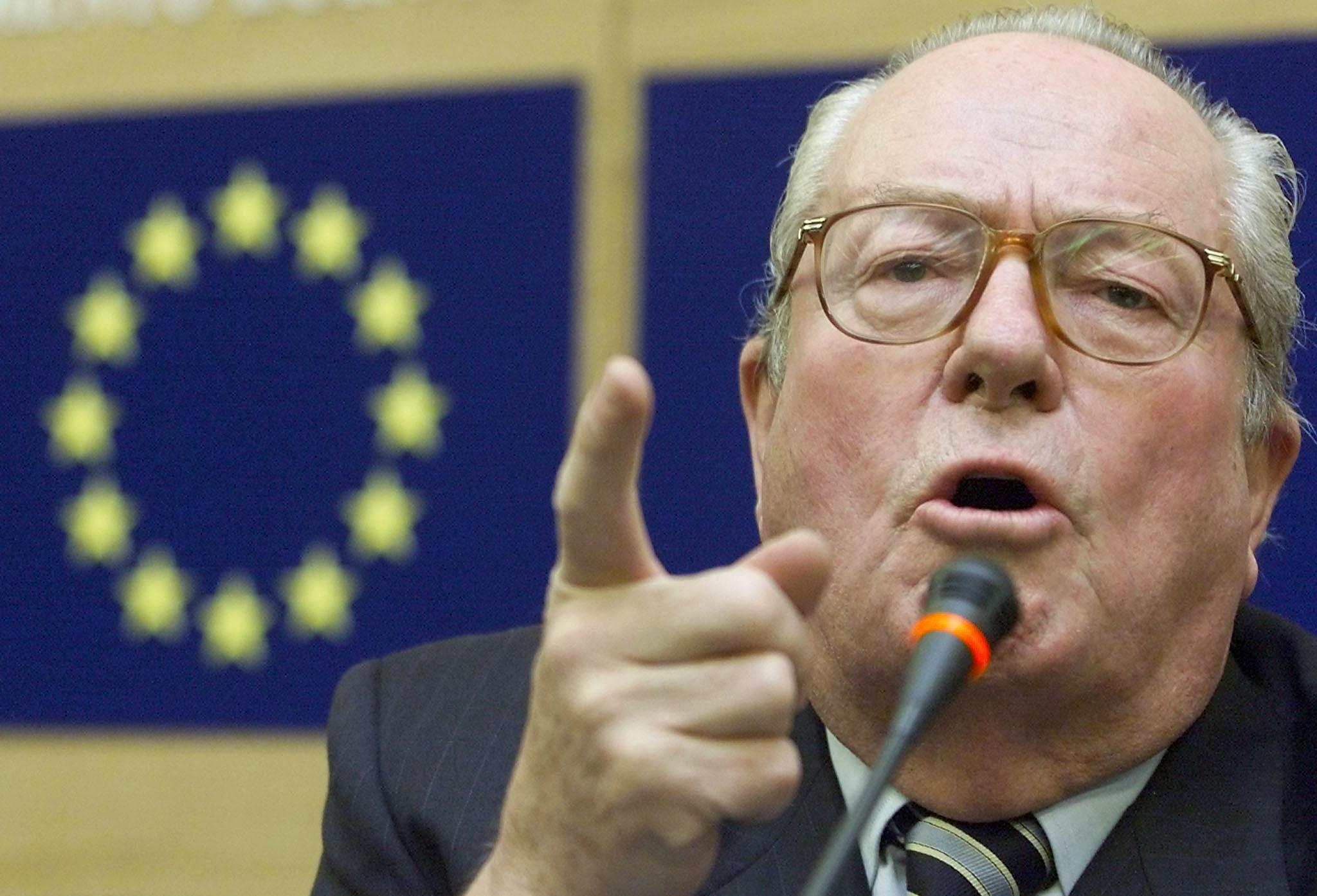 Stylos, cravates, bouteilles de vin...Le Parlement européen réclame 300.000 euros à Jean-Marie Le Pen