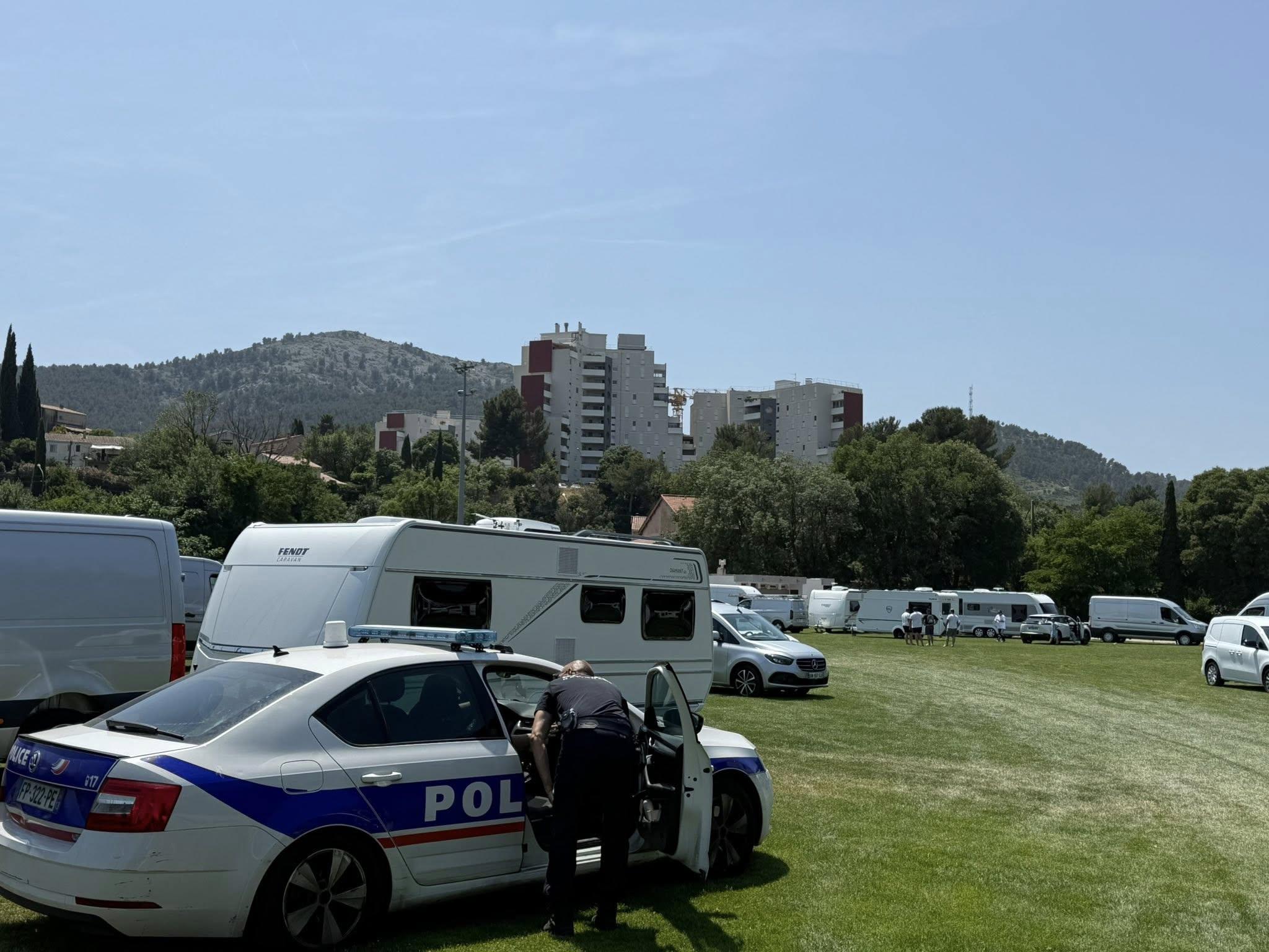 «Il nous reste juste un carré de disponible» : à Marseille, un stade de rugby envahi par une centaine de caravanes des gens du voyage