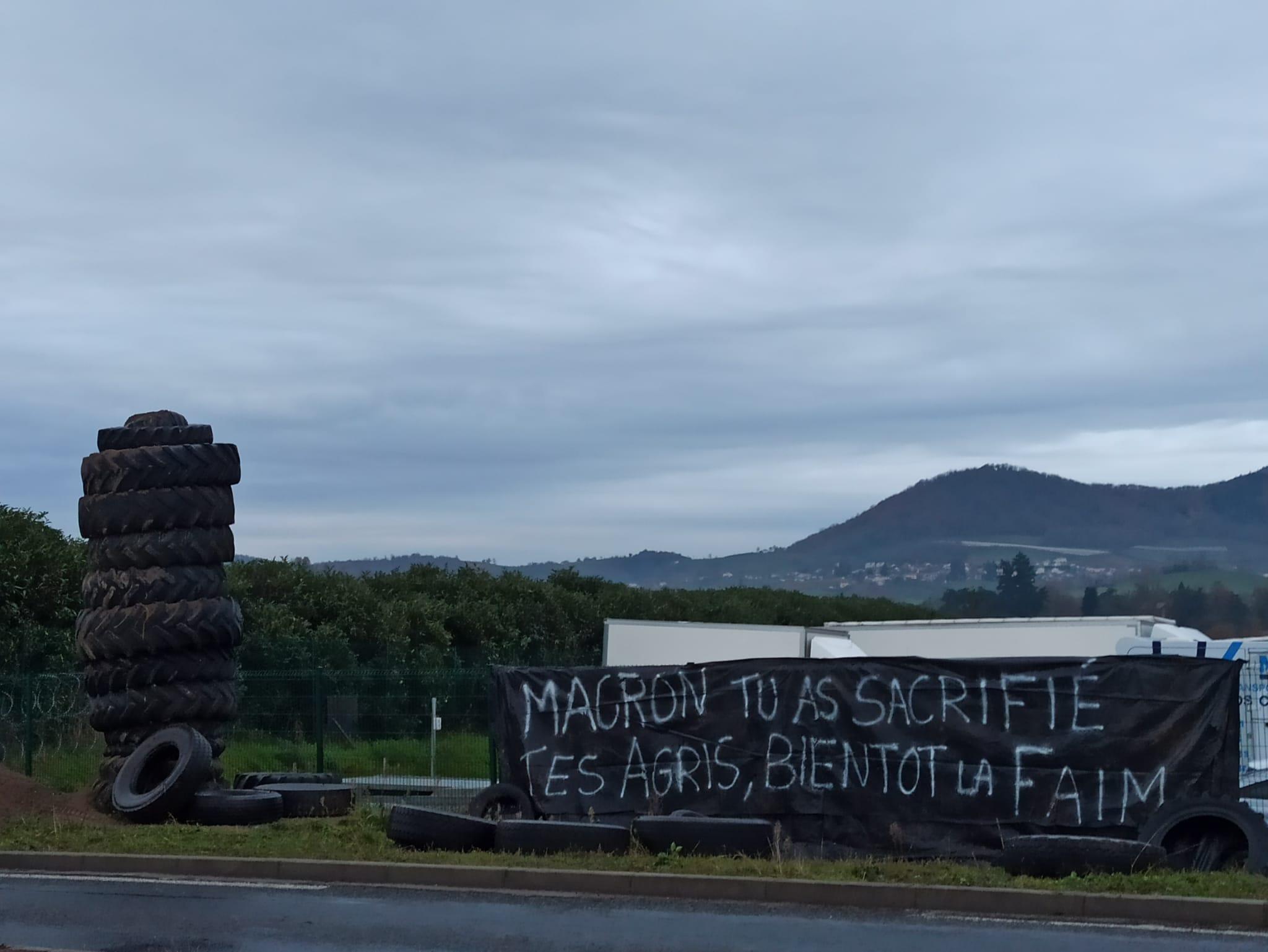 Près de Lyon : les agriculteurs bâchent des radars en guise de protestation