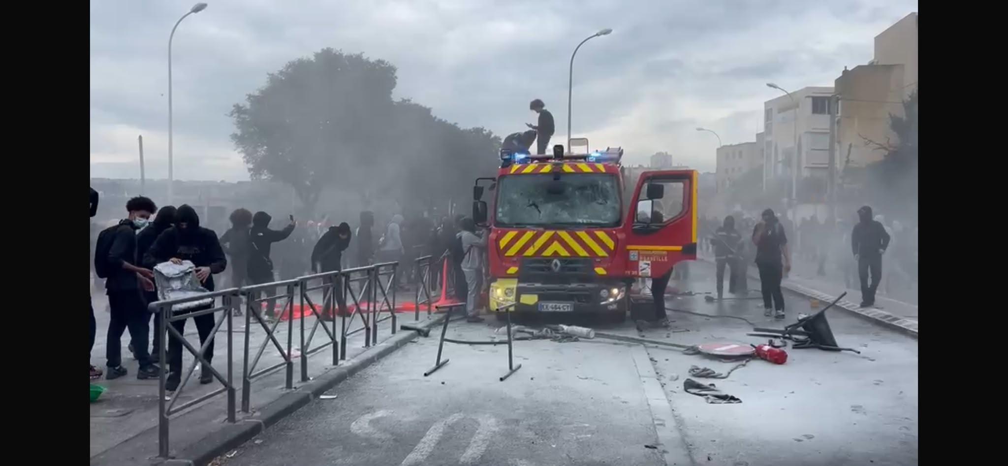 Colère des lycéens: un véhicule des marins-pompiers pillé et incendié devant un établissement scolaire à Marseille