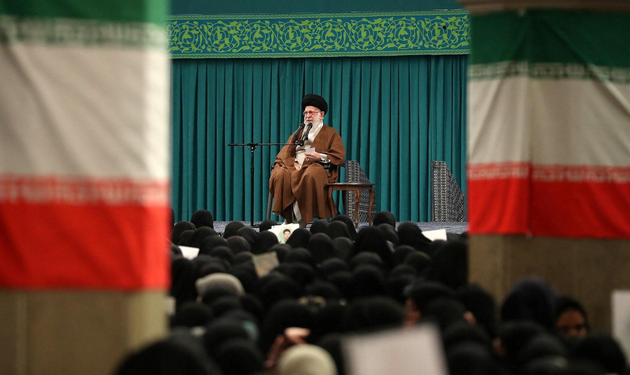 Tensions au Proche-Orient : l’ayatollah Khamenei menace de riposter à toute attaque menée contre l'Iran ou ses alliés