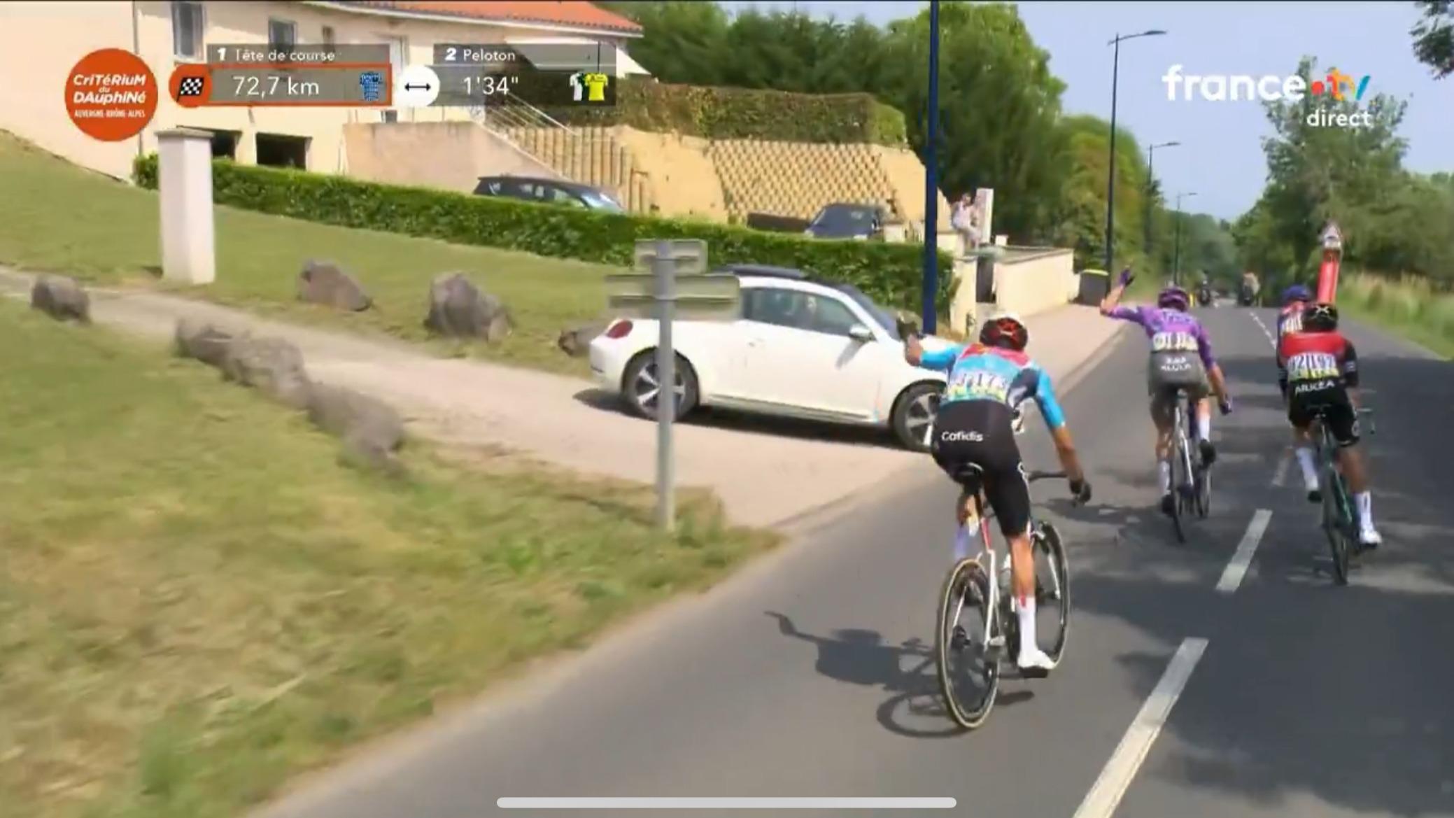 Cyclisme : une voiture déboule, grosse frayeur sur le Critérium du Dauphiné (vidéo)