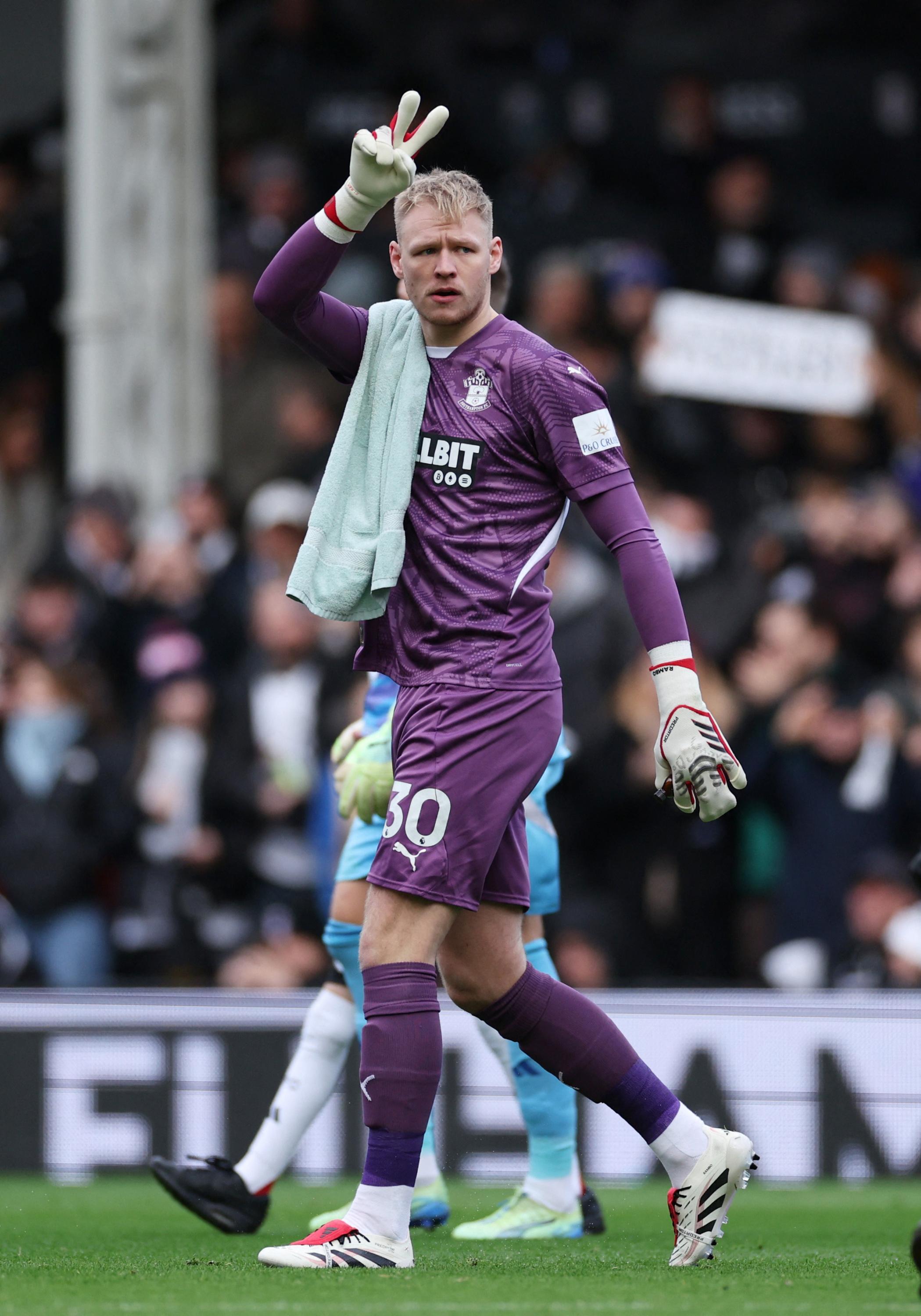 Premier League : quand le gardien de Southampton affronte Fulham avec un gant à 4 doigts