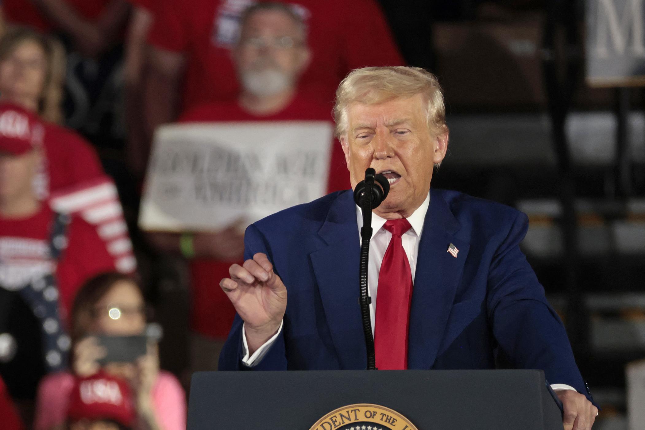 «Je fais ce pour quoi j’ai été élu» : aux États-Unis, le bras de fer entre Donald Trump et les juges sur les expulsions d’immigrés