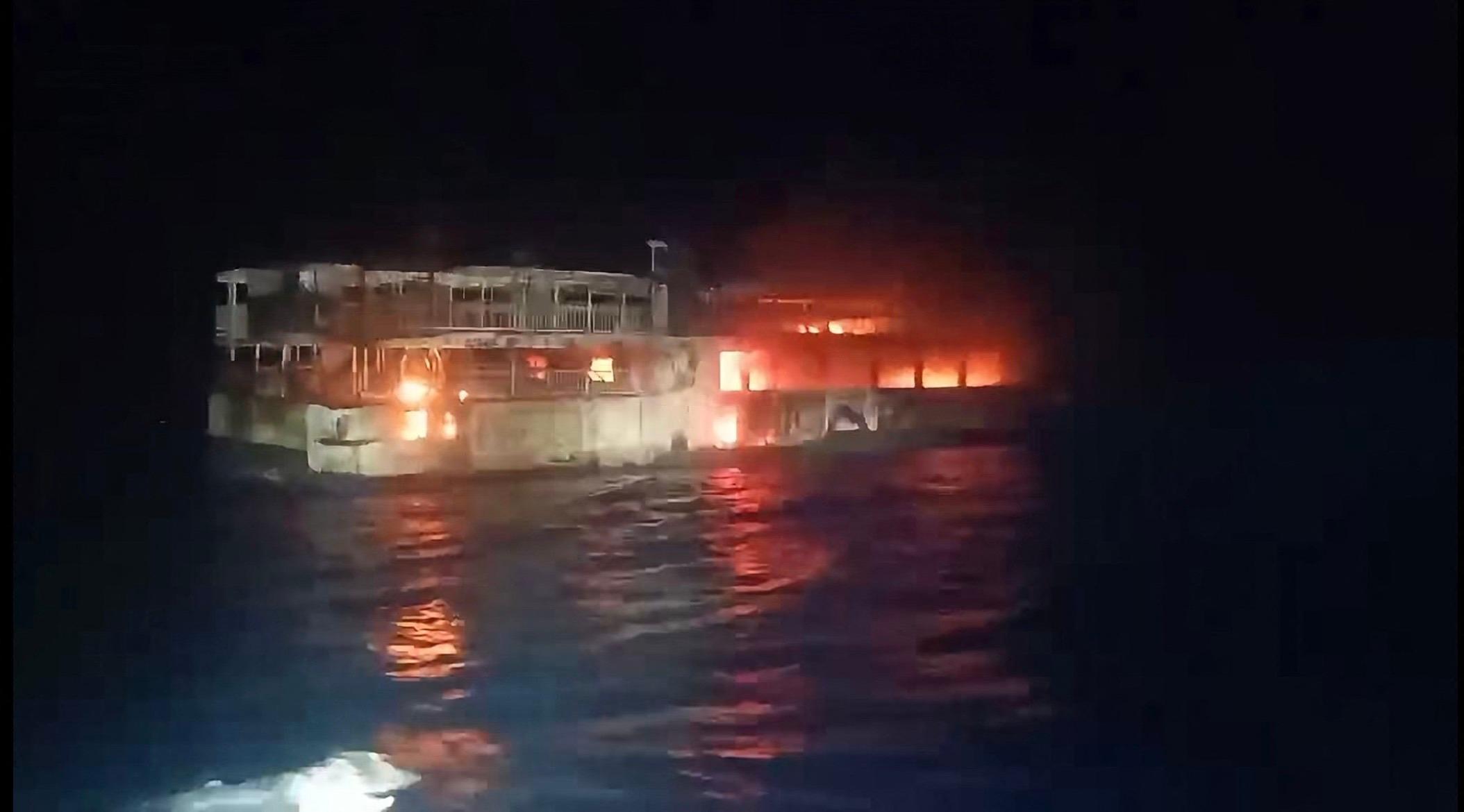 Philippines : au moins cinq morts et 87 disparus dans l’incendie d’un ferry miniatura