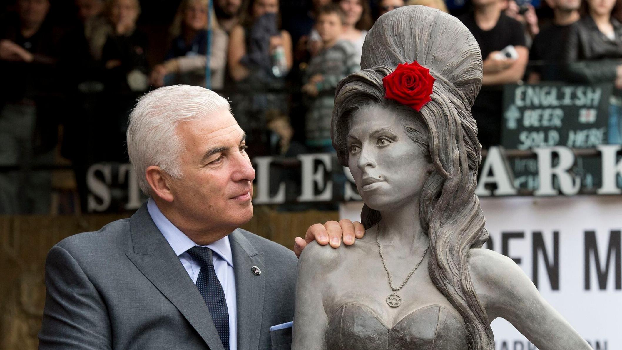 Le père d’Amy Winehouse perd son procès contre deux amies de sa fille