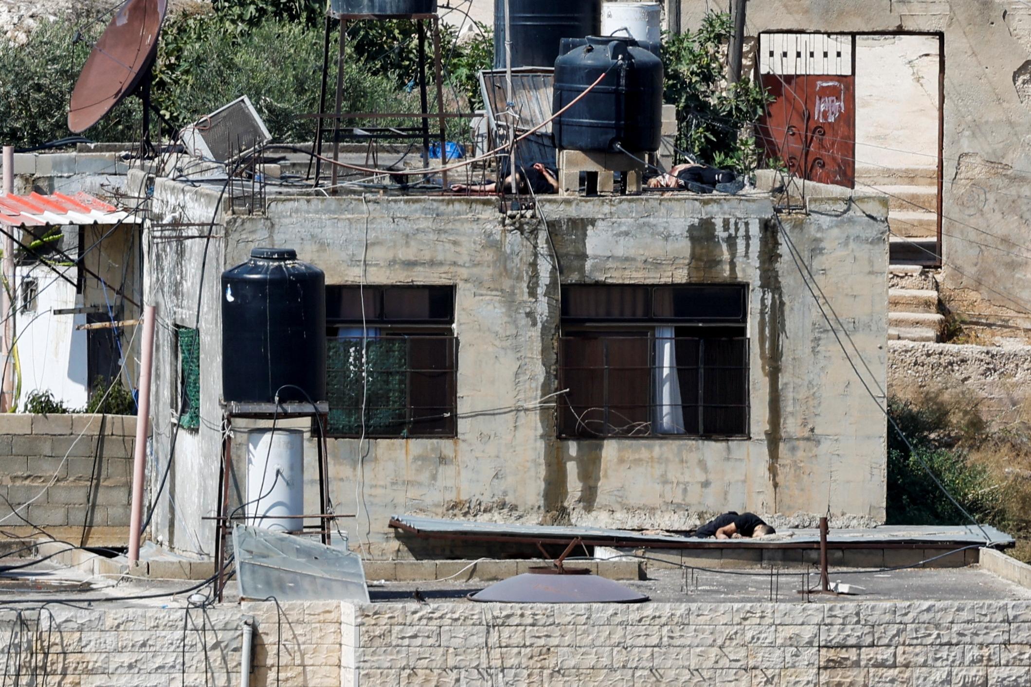 L'armée israélienne dit examiner des images d'un soldat poussant un corps dans le vide en Cisjordanie