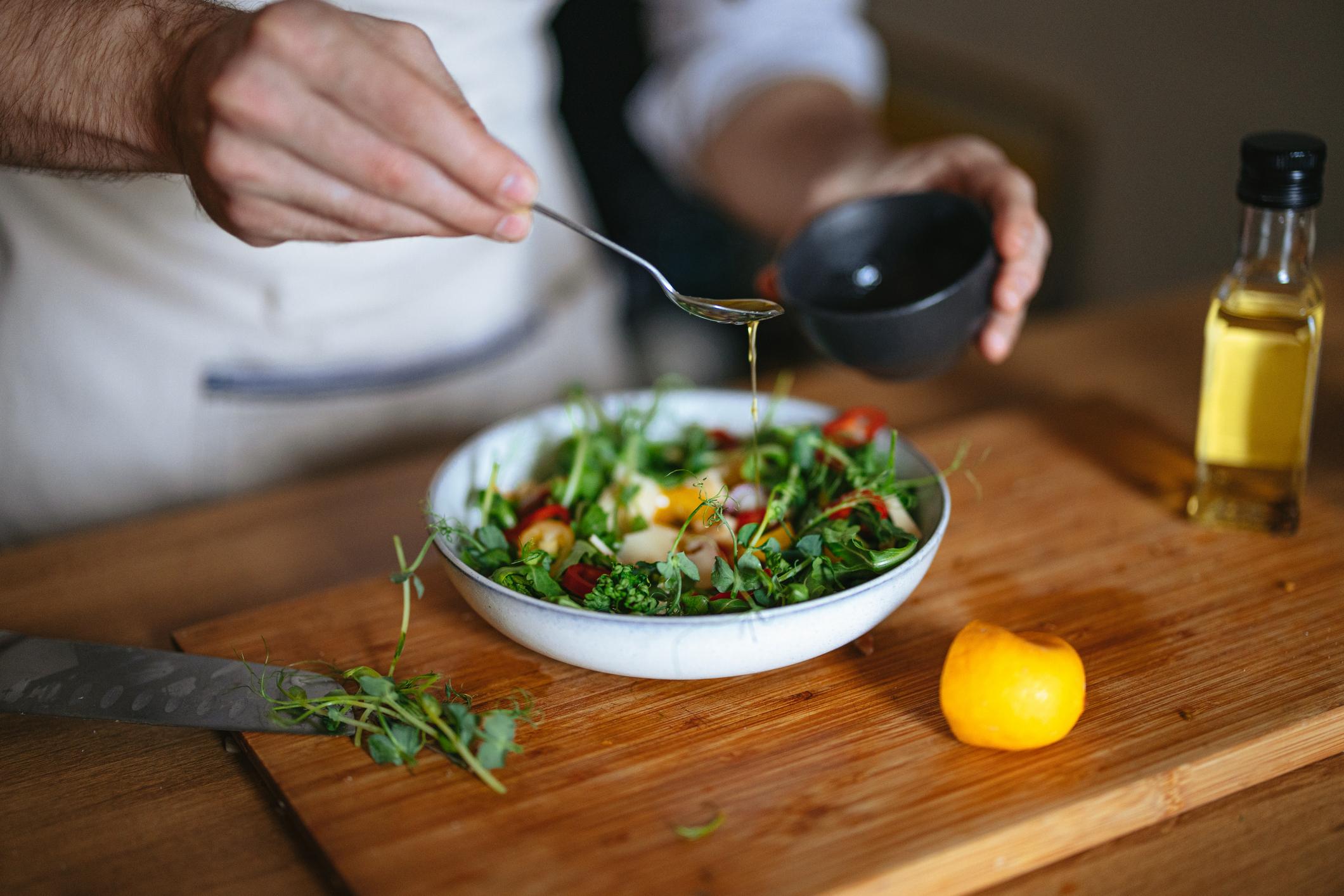La recette de la vinaigrette sans huile d’une diététicienne nutritionniste pour alléger ses salades sans perdre en goût