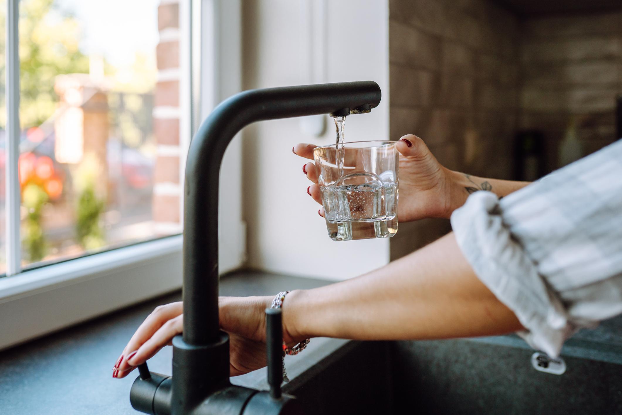 Il ne faut jamais la boire chaude : eau du robinet, les bons gestes pour éviter les mauvaises surprises