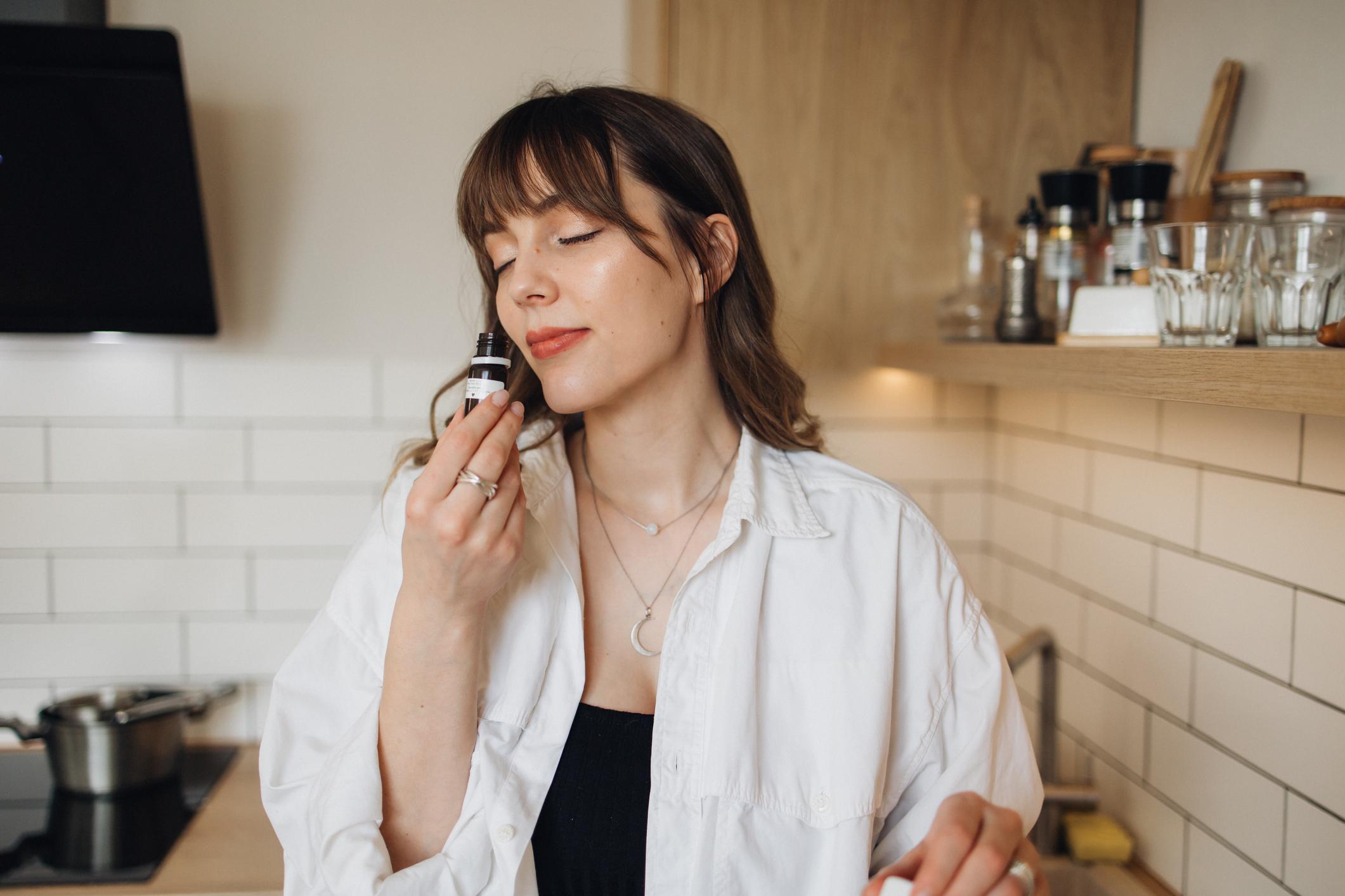 Les 6 huiles essentielles à avoir chez soi, selon une médecin phytothérapeute