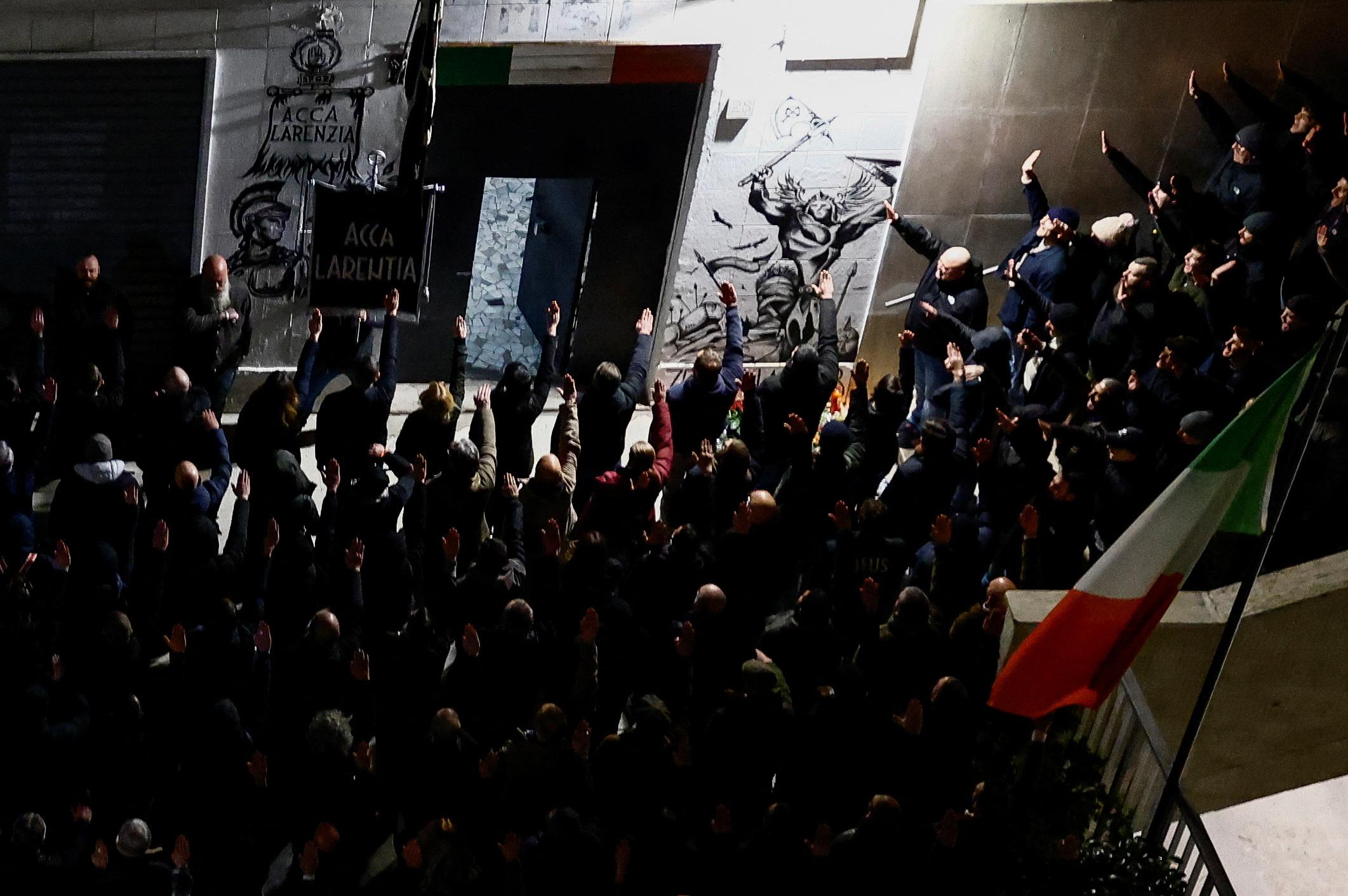 Italie : plus d’un millier de personnes réunies lors d’un rassemblement fasciste géant en pleine rue à Rome