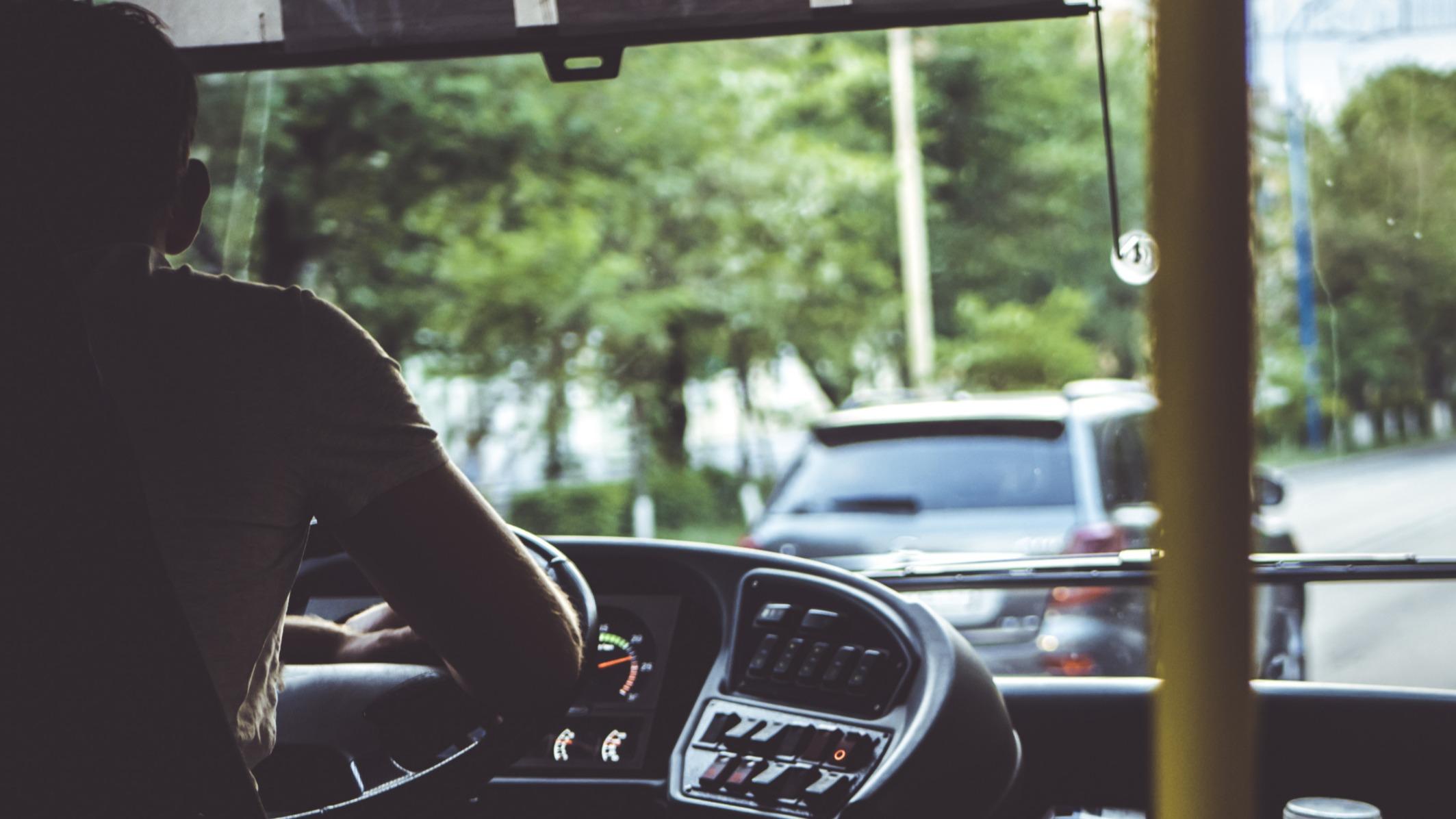 Près de Cannes, un chauffeur de bus passé à tabac en plein service par un groupe de jeunes