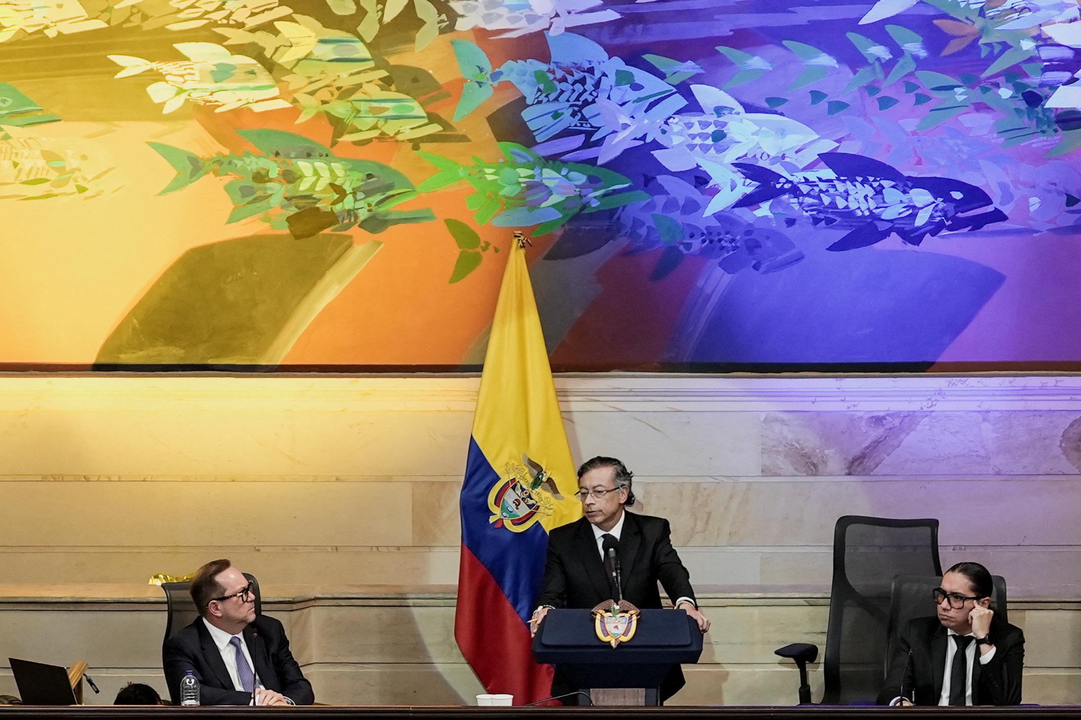 En Colombie, Gustavo Petro défend son bilan avant de céder le pouvoir à de la Espriella
