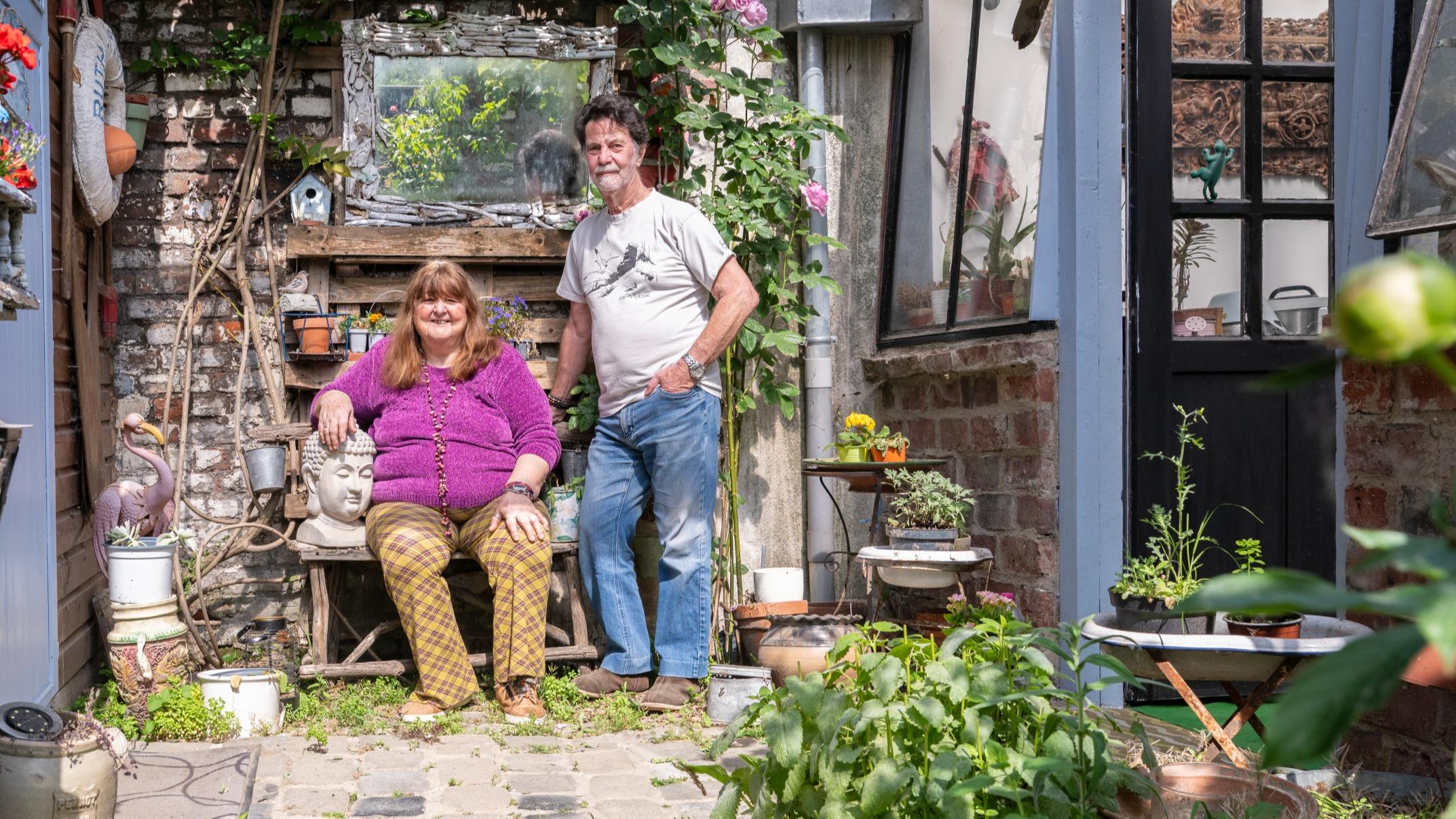 Marie-Claire et Daniel Houppermans, dans le jardin de leur nouvelle maison, rue Marie Buisine, dans le vieux quartier ouvrier du Pile, à Roubaix.