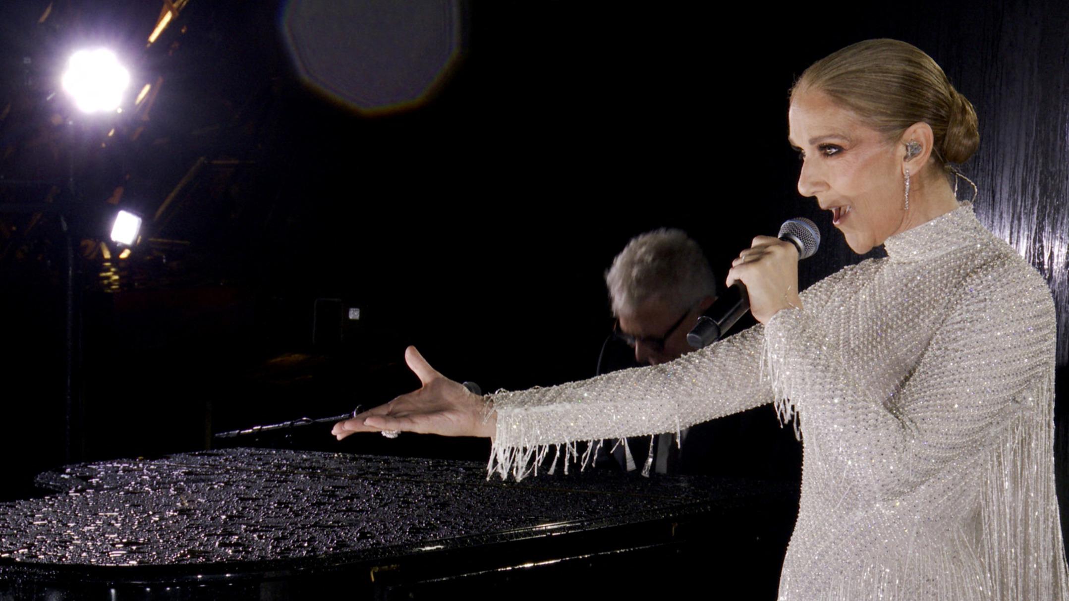 Accompagnée par son pianiste Scott Price, dans une longue robe argentée, Céline Dion a chanté L’Hymne à l’amour.&amp;nbsp;