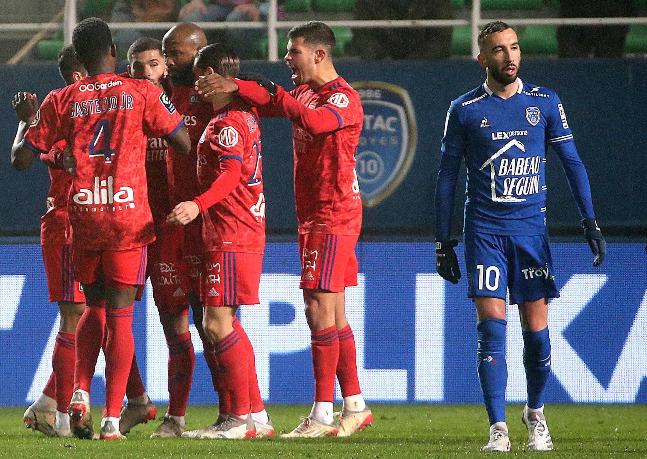 Ligue 1 : Lyon retrouve le sourire à Troyes