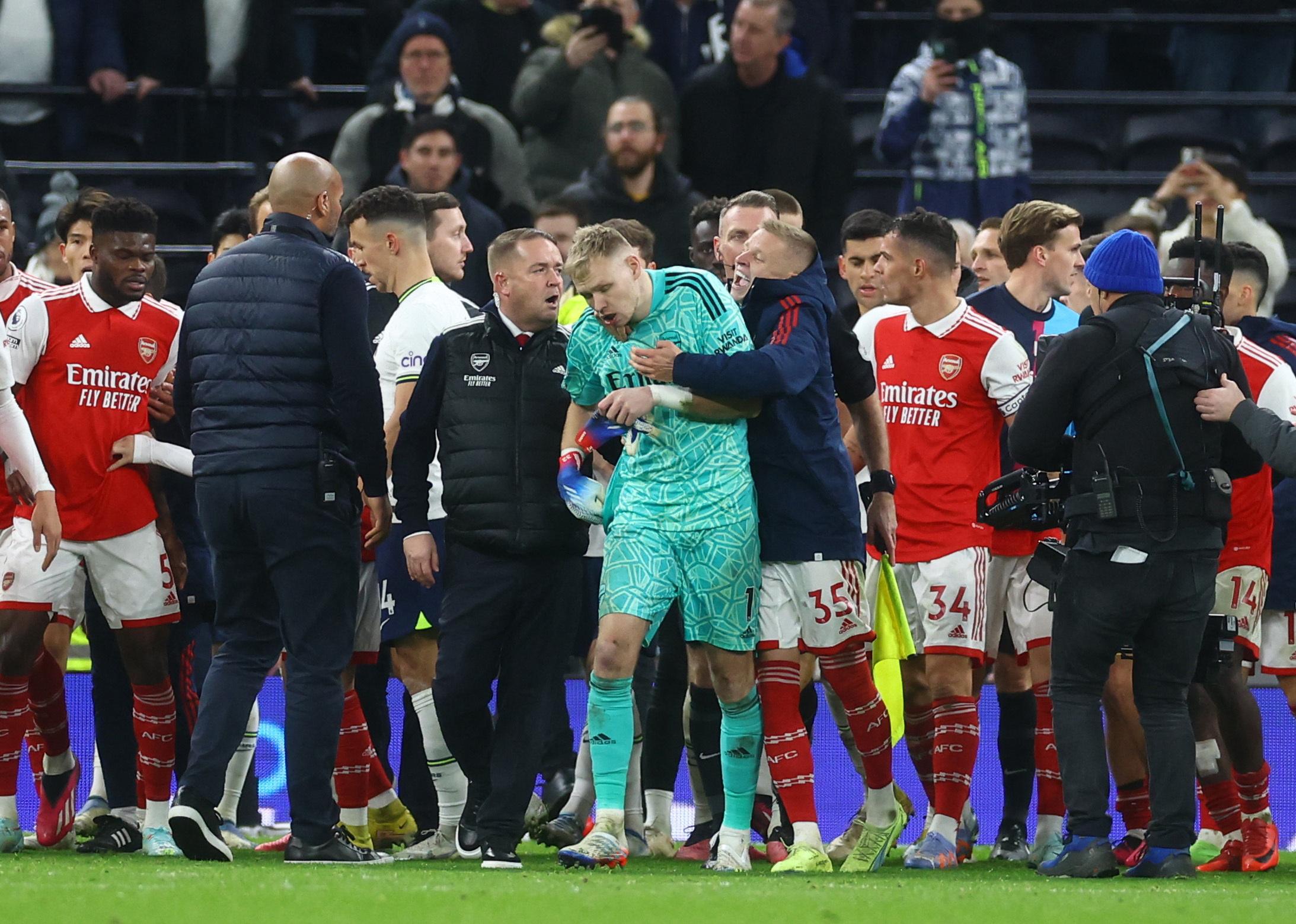 Premier League : le gardien d'Arsenal cible d'un coup de pied d'un supporter de Tottenham