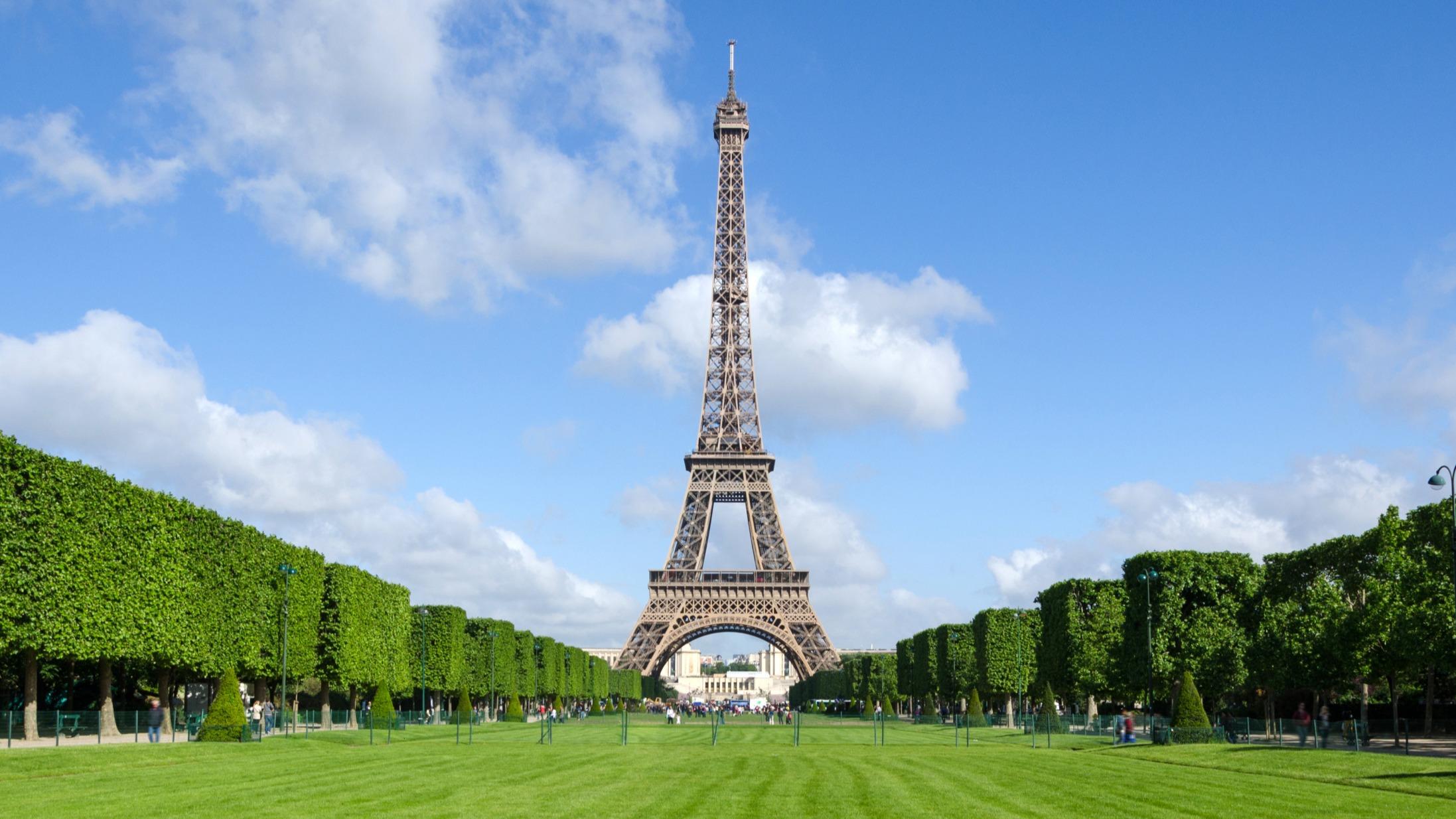 Parachutiste arrêté après un saut audacieux de la tour Eiffel