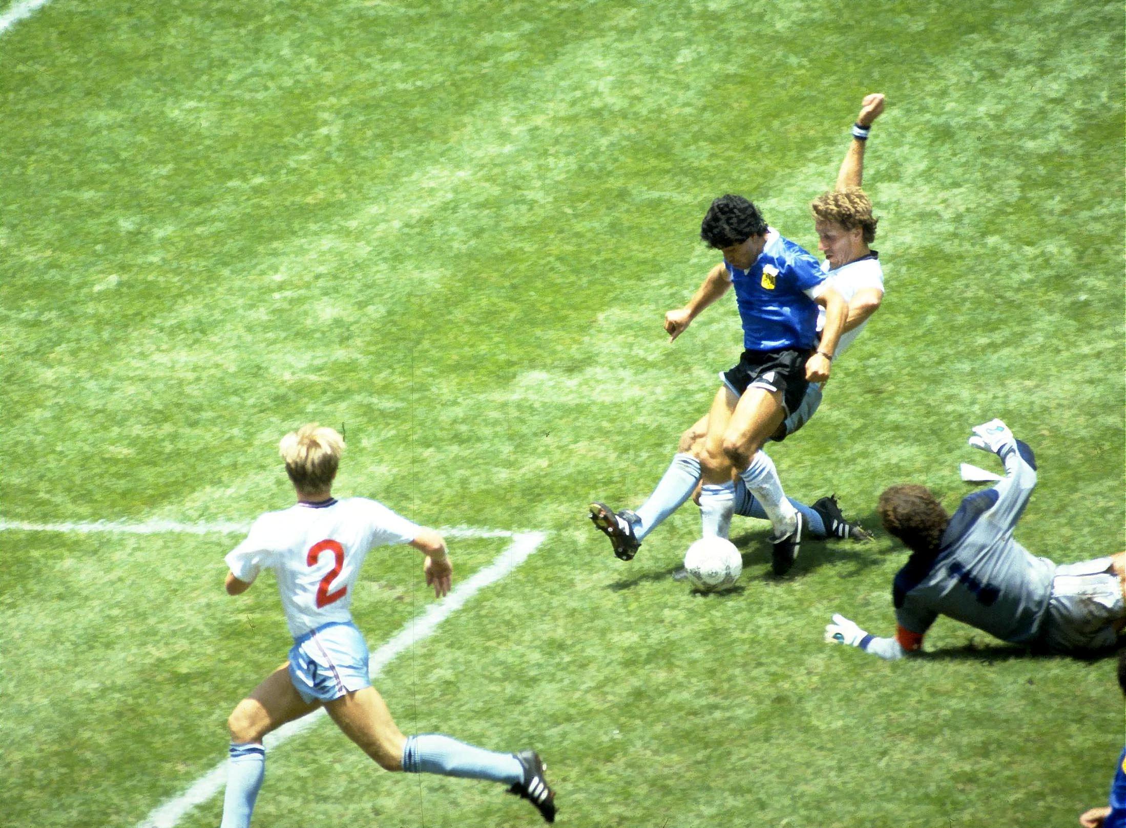 Chevauchée de 52 mètres, cinq adversaires dribblés et 11 touches de balle : il y a quarante ans, le but du siècle de Maradona