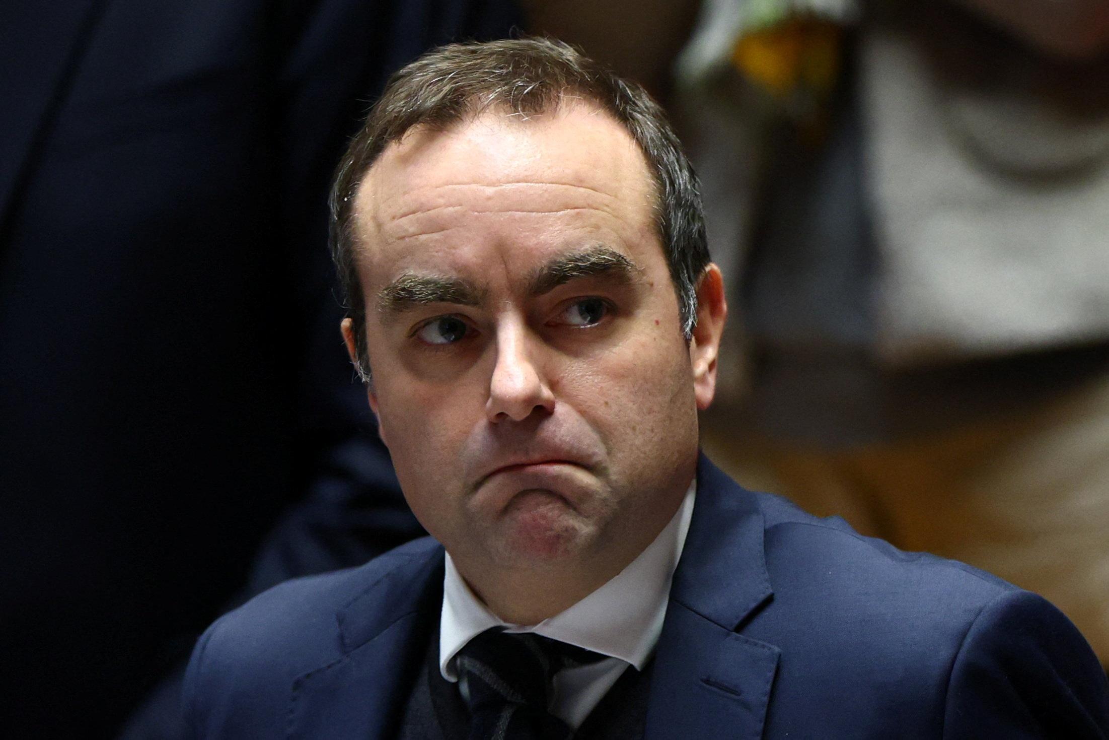 French Social Security Budget Approved Amid Mixed Public Opinion; Government Moves to Secure Public Servant Employment Transitions