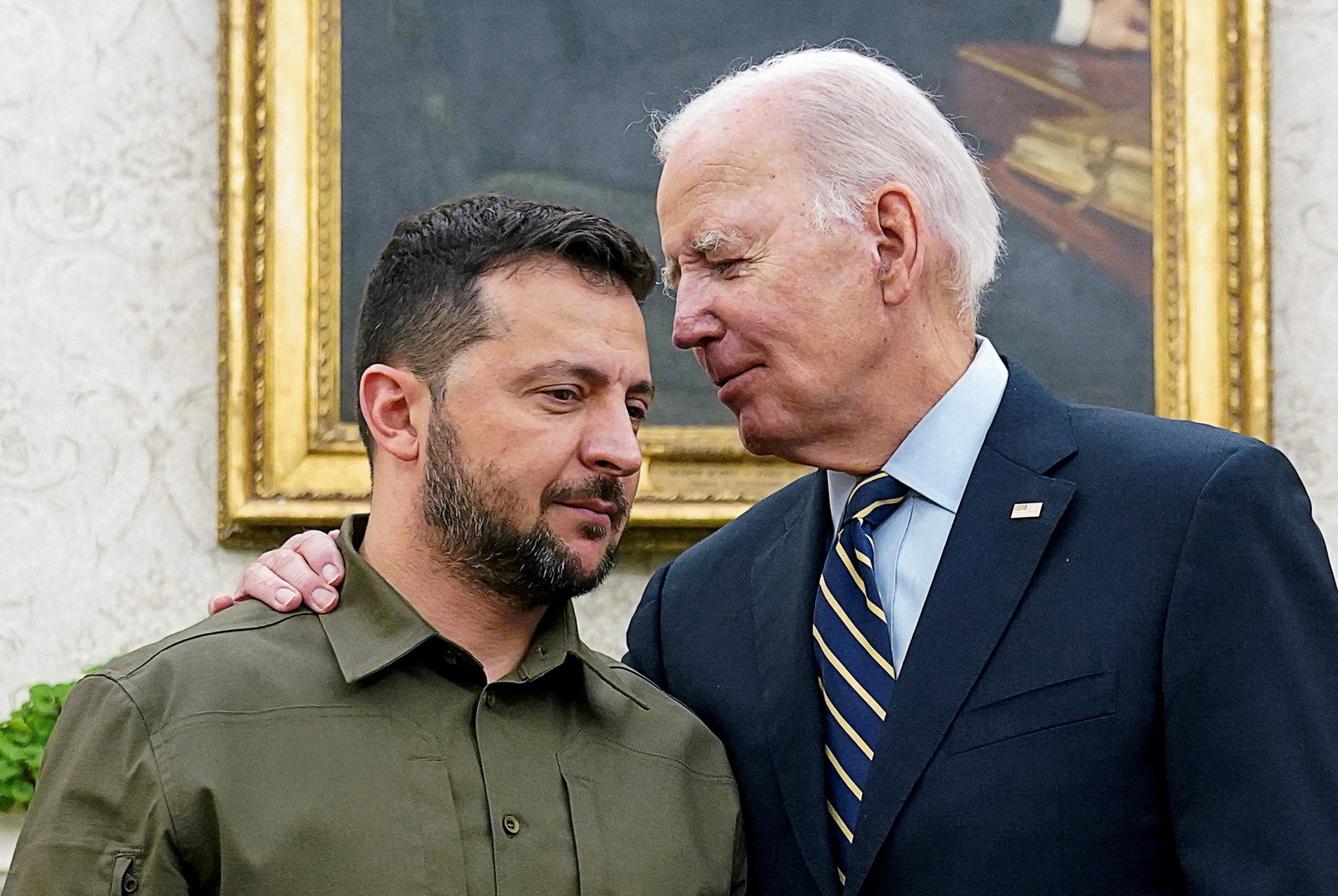 «Il aurait dû écouter les appels du président Zelensky bien plus tôt» : les tergiversations stratégiques de Joe Biden sur l’Ukraine