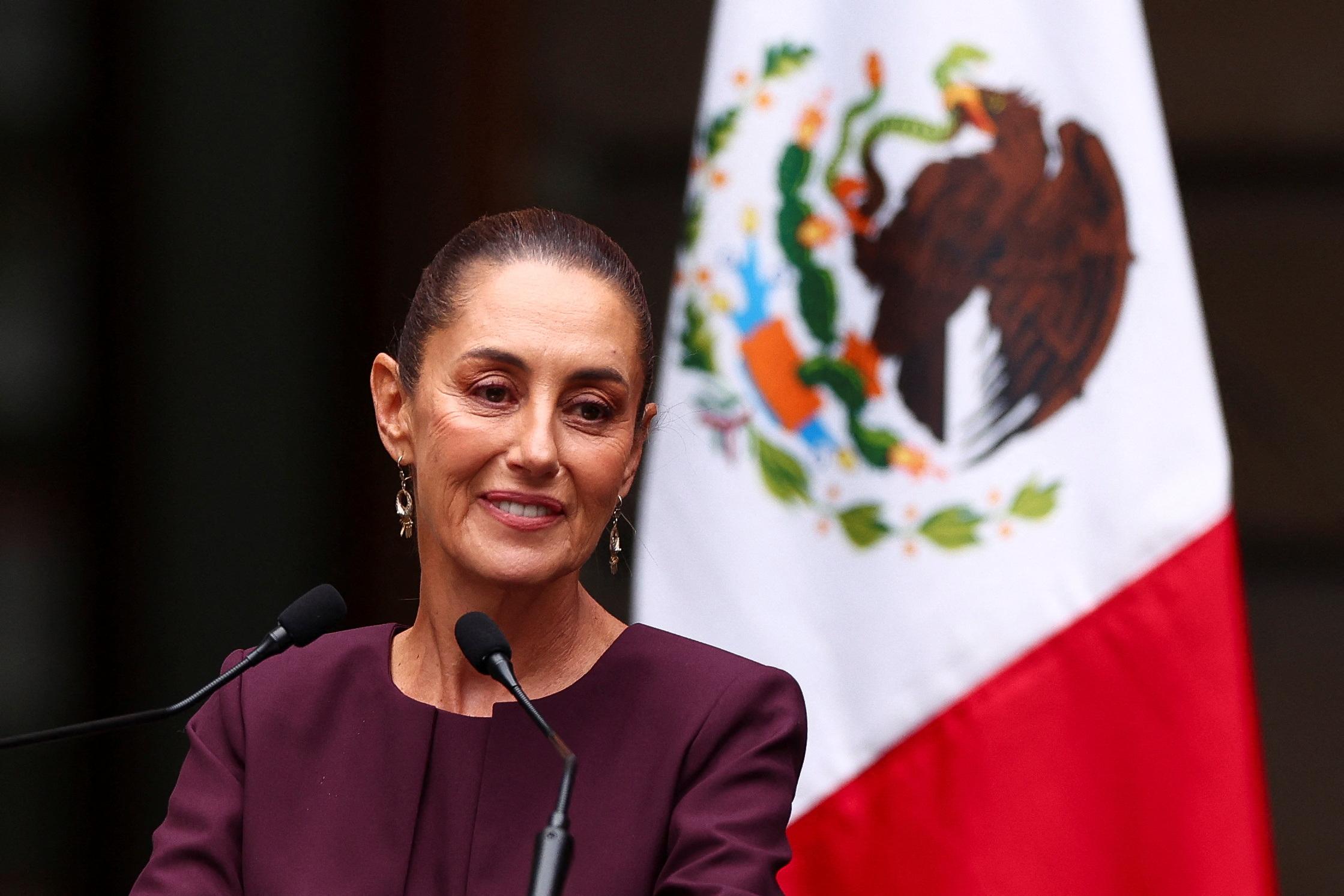 Au Mexique, Claudia Sheinbaum s’assoit dans le fauteuil que lui tend le président sortant