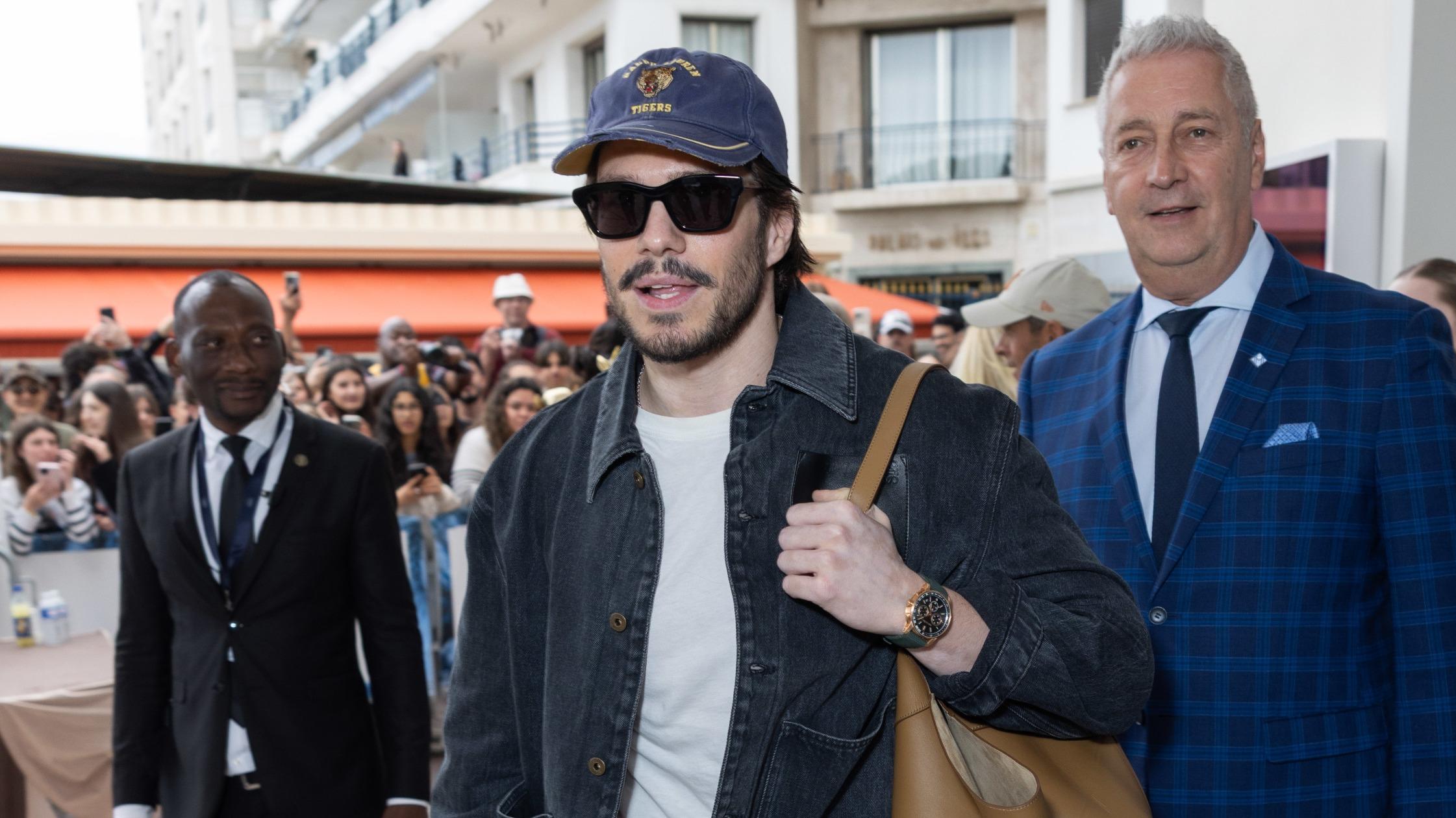 Avec son maxi sac à main, François Civil débarque sur la Croisette façon Jacob Elordi