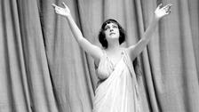 Le terrible destin d’Isadora Duncan, pionnière de la danse moderne, étranglée par son étole coincée dans la roue d’une voiture