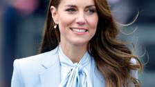 Grâce à Kate Middleton, la chemise à col lavallière sera la chemise de l’hiver
