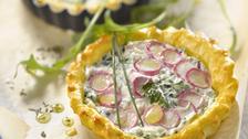 Tartelette au fromage frais, herbes et radis rose