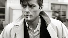 Ο Alain Delon, οι έρωτές του, οι φίλοι του, οι καλτ ρόλοι του: 12 φωτογραφίες που λένε τον μύθο