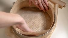 En vidĂ©o, lâastuce pour chemiser facilement un moule Ă gĂąteau, Ă cake et Ă muffins