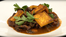 Daube de sanglier, champignons sauvages et polenta grillée