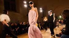 Pour son premier défilé Balenciaga, Pierpaolo Piccioli réalise un coup de maître à Paris