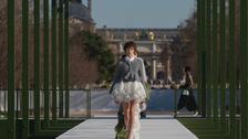 Promenade dans un jardin rĂȘvé : aux Tuileries, un dĂ©filĂ© Dior entre sophistication et modernitĂ©