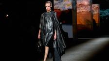 Fashion Week : pourquoi le dĂ©filĂ© Balenciaga a-t-il littĂ©ralement enflammĂ© les Champs-ĂlysĂ©es ?